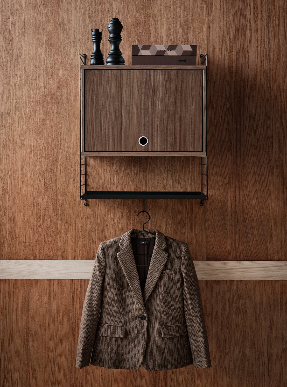 The Cabinet with flip door is available in two widths, 78 cm and 58cm, and one depth, 30 cm. The height of the cabinet is 42 cm. The cabinet fits together with all 30 cm deep wire and plex panels from String® System. The cabinet consists of one adjustable inner shelf. The internal dimensions are w75/w54 x d28.5 x h38 cm. The cabinet is delivered unassembled.