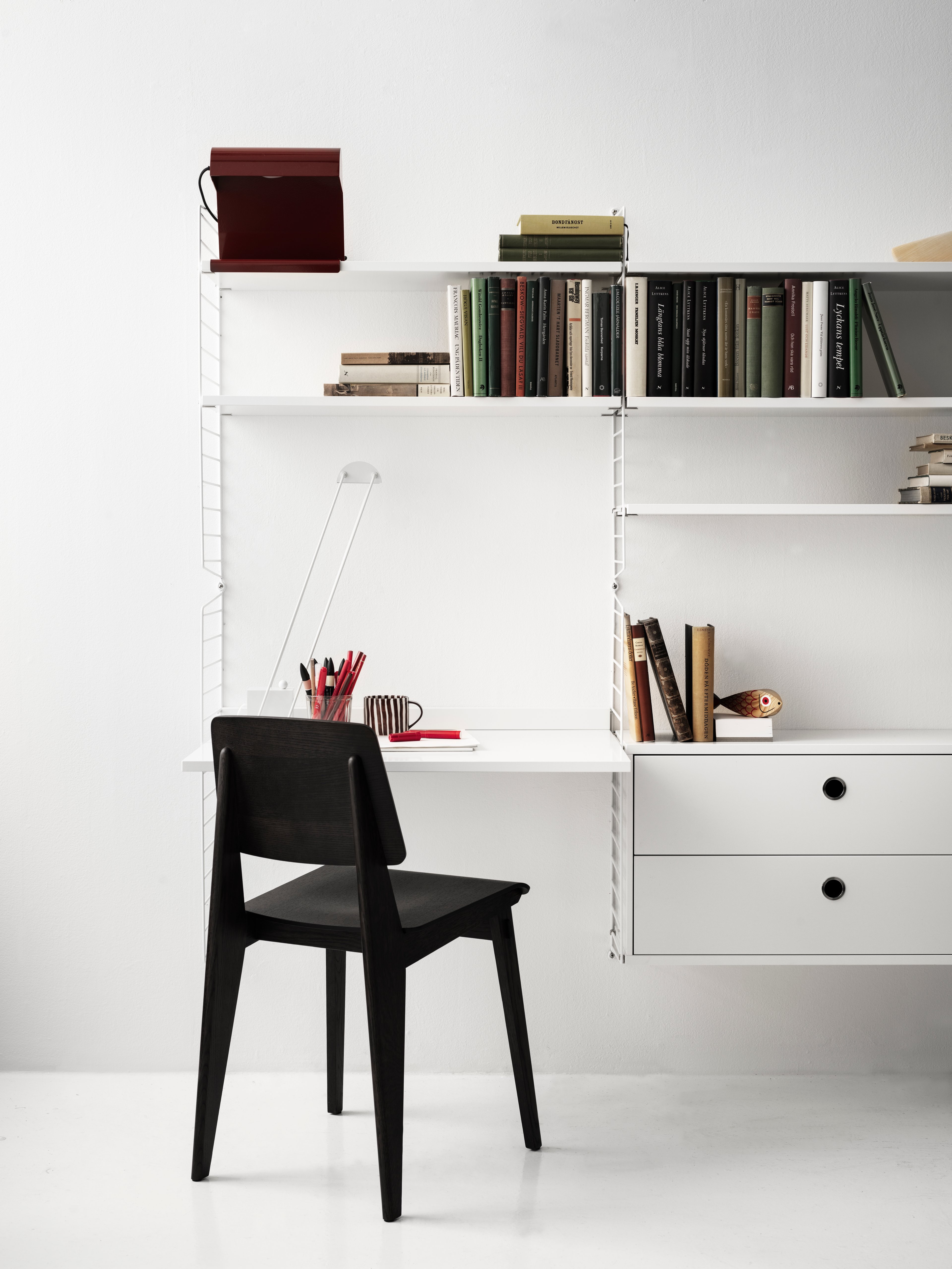 Regardless if your workspace is situated at the office or at home – we have the solution that covers all your needs. For the more spacious workspace we have this wall-hung combination with plenty of shelves, cabinets and a work desk in the middle.