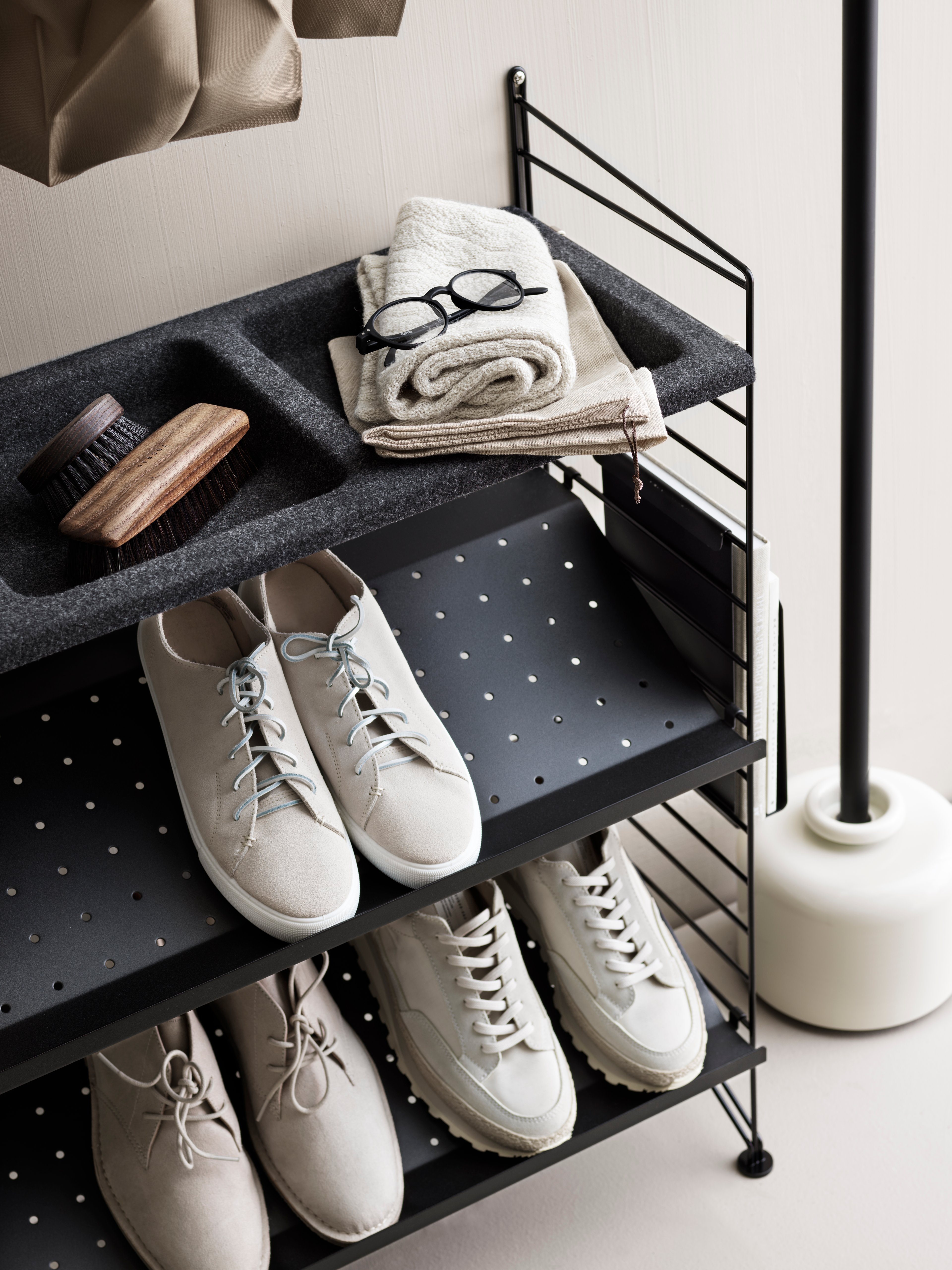 The shoe shelves are available in two widths, 58 and 78 cm, along with one depth, 30 cm. The shoe shelves fit into wire panels from String® System if the depth of the panels is 30 cm. The shoe shelves will help to keep your hallway and wardrobe tidy. You will fit 2-3 pair of shoes on a 58 cm wide shoe shelf and 4-6 pair of shoes on a 78 cm wide shoe shelf. Each packaging contains one shoe shelf.