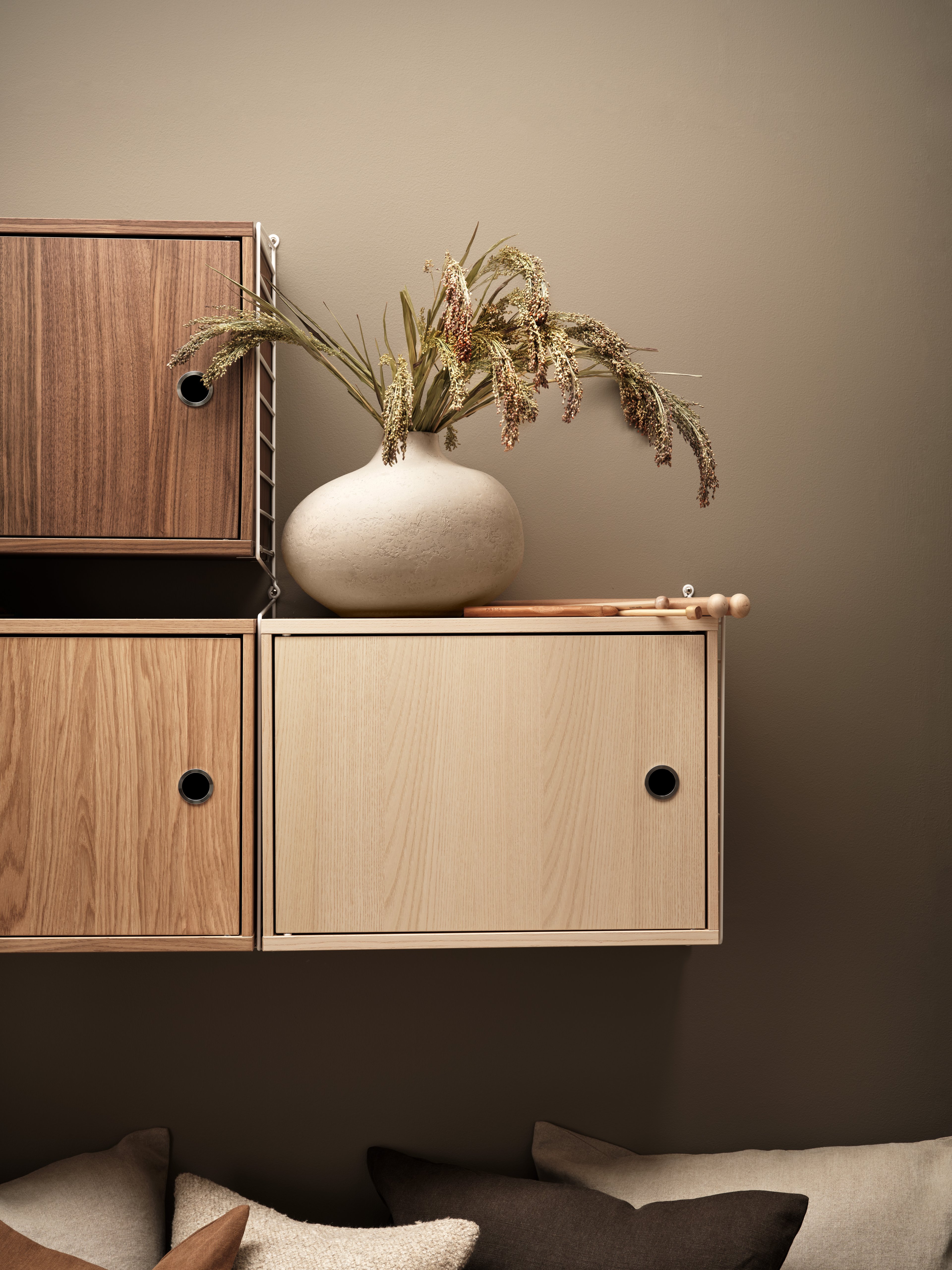 The cabinet with swing door is available in one width, 58 cm, and one depth, 30 cm. The cabinet fits together with all 30 cm deep wire and plex panels from String® System. It is visually pleasing to add a bolder element to your shelf, like a cabinet, which also give you a lot of extra storage. The door can be mounted on either side of the cabinet. The cabinet consists of one adjustable inner shelf and the internal dimensions are: w54 x d26 x h38 cm. The cabinet is delivered unassembled.