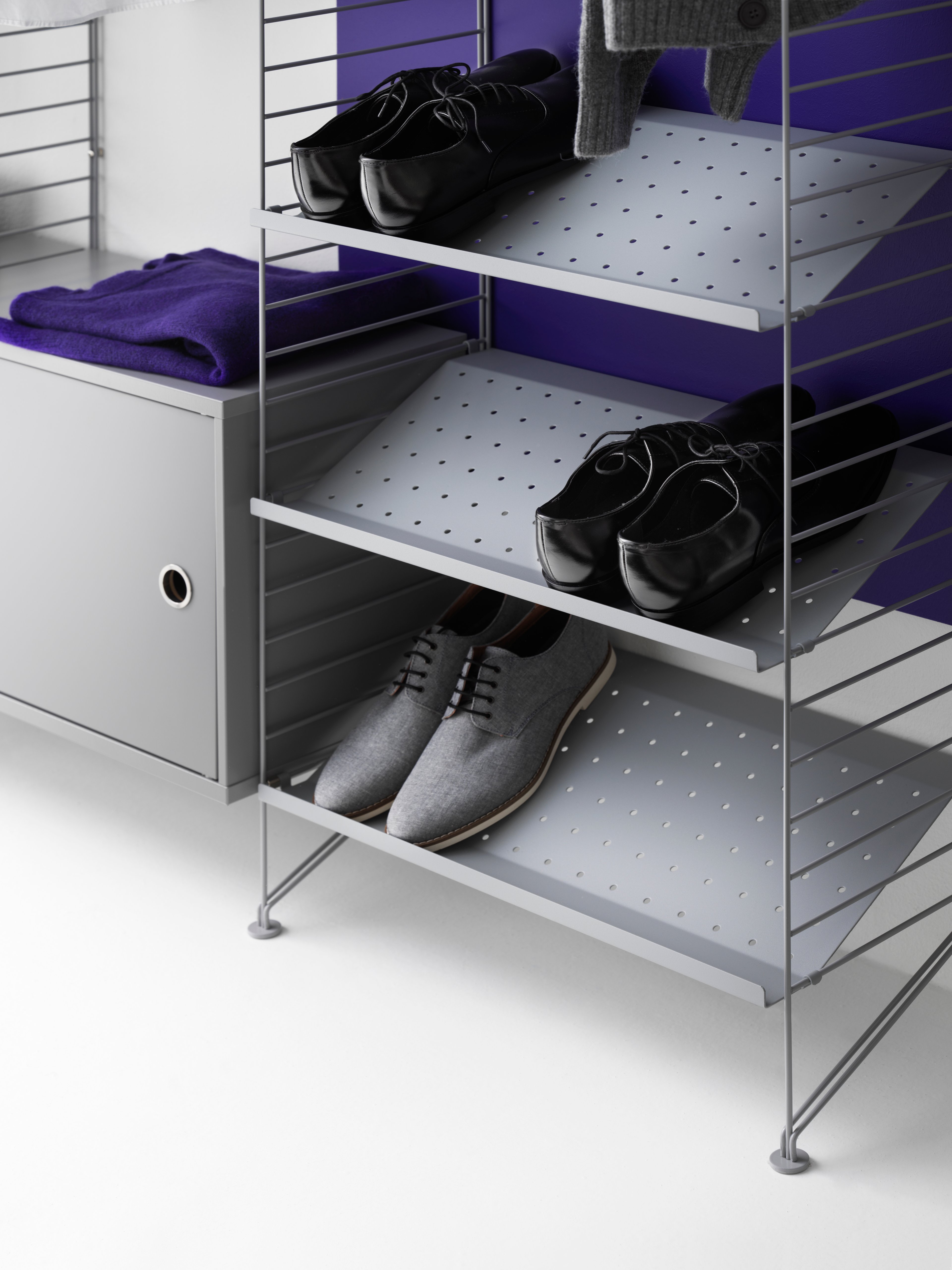 The cabinet with swing door is available in one width, 58 cm, and one depth, 30 cm. The cabinet fits together with all 30 cm deep wire and plex panels from String® System. It is visually pleasing to add a bolder element to your shelf, like a cabinet, which also give you a lot of extra storage. The door can be mounted on either side of the cabinet. The cabinet consists of one adjustable inner shelf and the internal dimensions are: w54 x d26 x h38 cm. The cabinet is delivered unassembled.