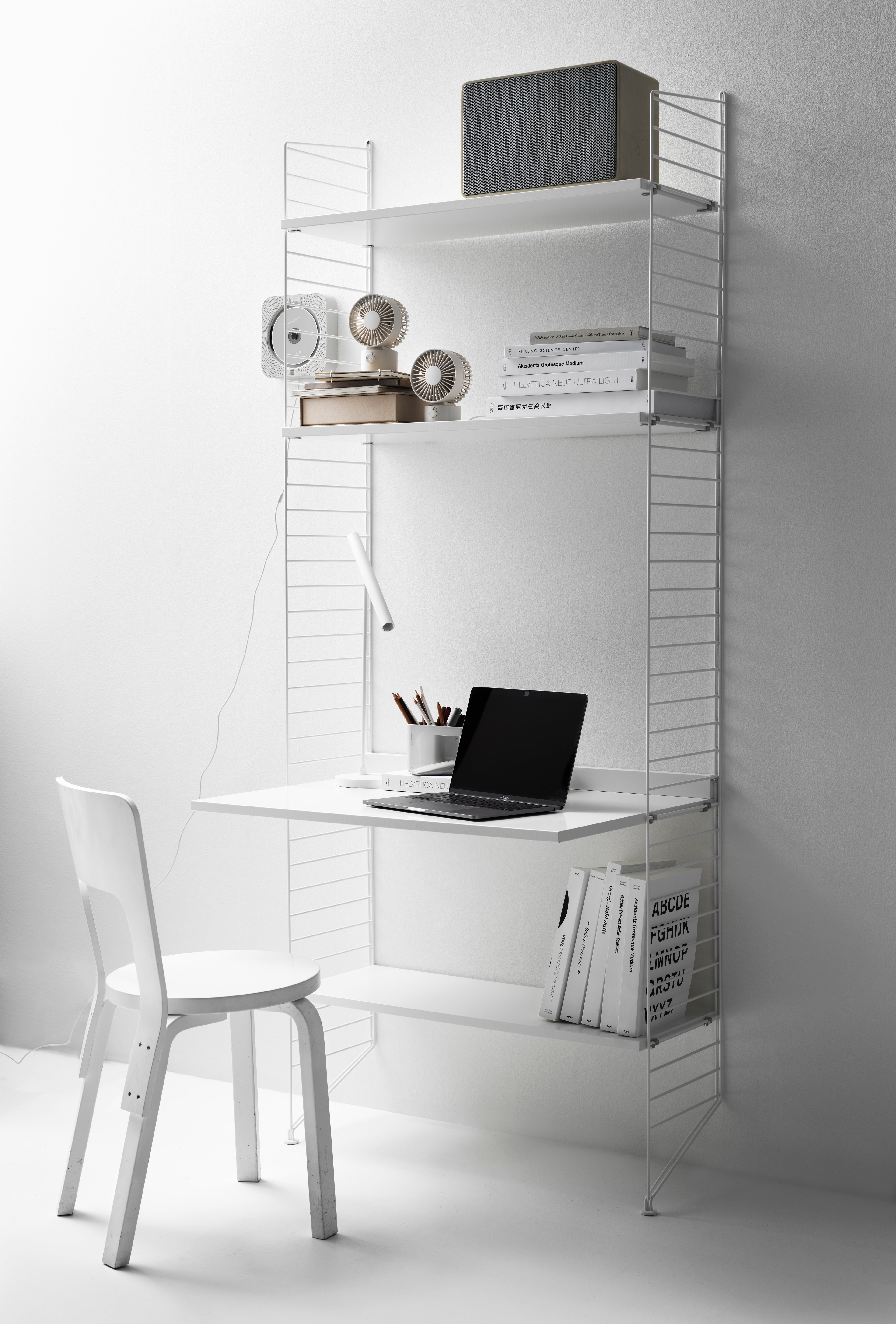 Regardless if your workspace is situated at the office or at home – we have the solution that covers all your needs. This floor mounted one-section combination with three shelves and a work desk is simple and elegant for a workspace where space is scarce.