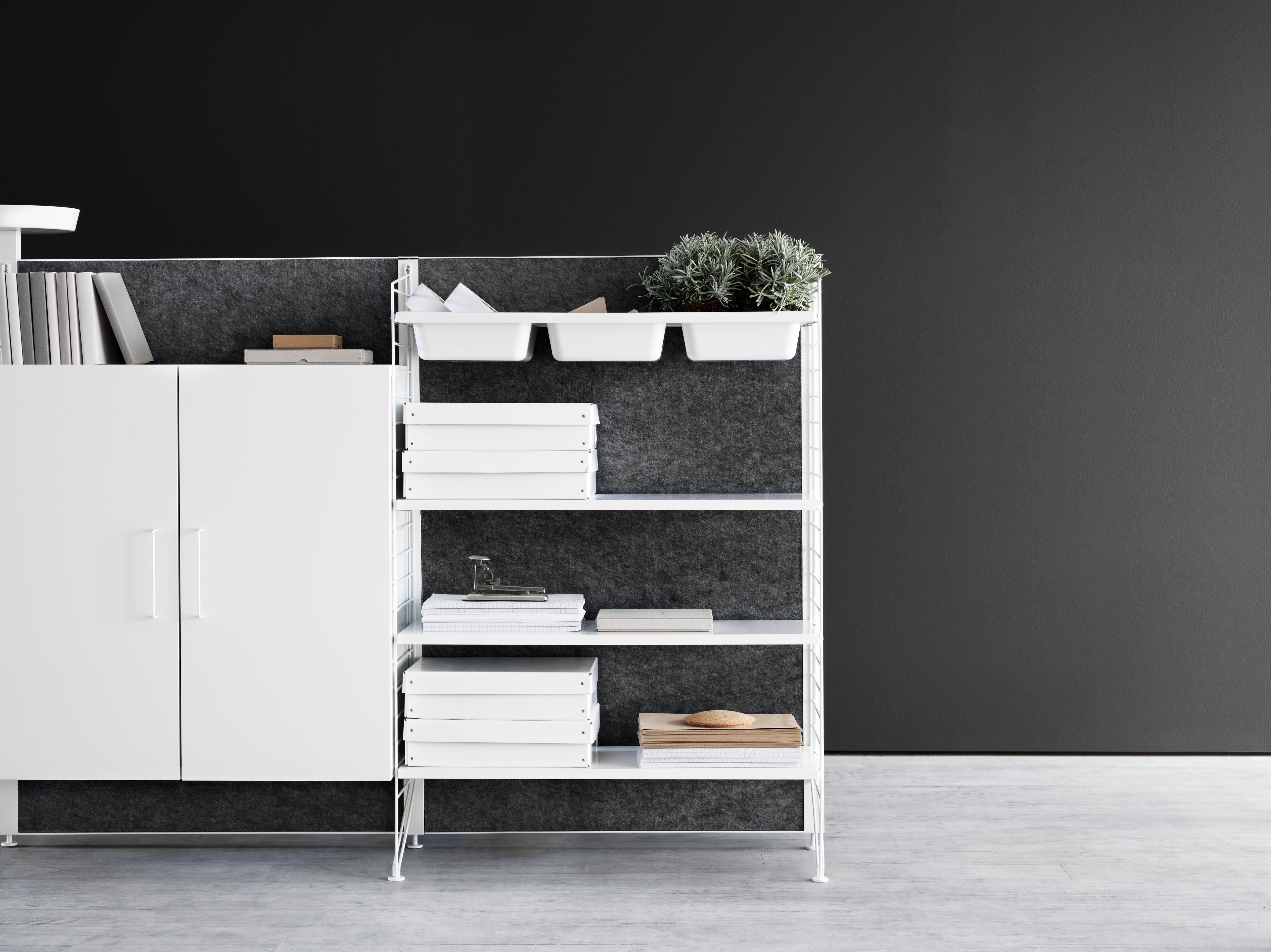 The floor panels are available in three heights, 85 cm, 115 cm, 200 cm along with one depth, 30 cm. The panels are the base when building your string shelf. When the panels are decided you can start adding products with 30 cm depth from String® System. Choose among shelves, cabinets, drawers, magazine shelves and more. The foot of the floor panel rests against the floor which makes the shelf stable while appearing light and airy. Make your shelf even more functional and unique by adding organizers, knife holder or a magazine holder, which all are placed on the panel’s threads. The panels come in two different packaging’s, either with one floor panel or two floor panels.