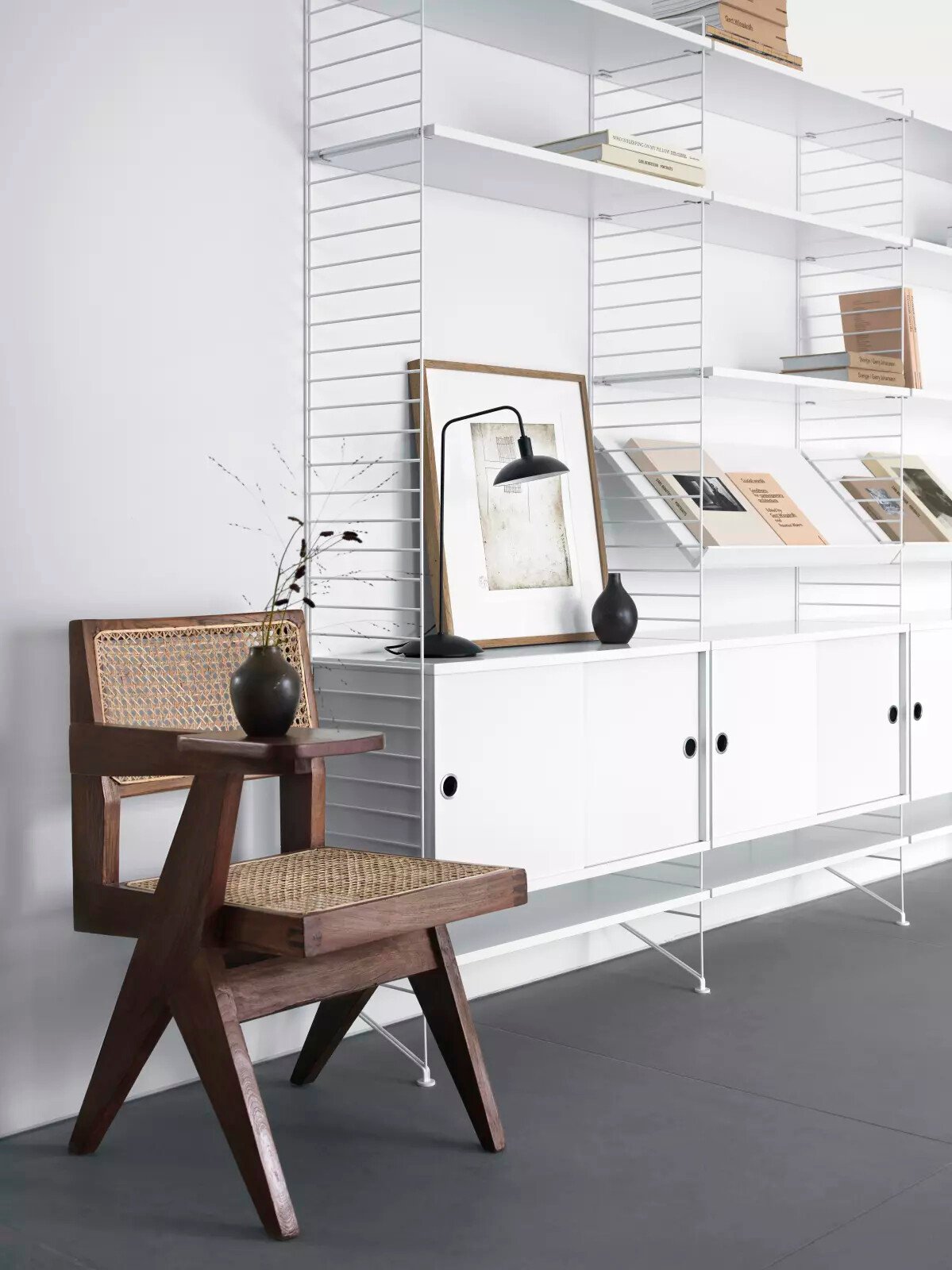 An elegant living room combination divided in two sections. The upper section has lots of room for books, magazines, and delicate items, whilst the floor-mounted section has drawers with plenty of hidden storage.