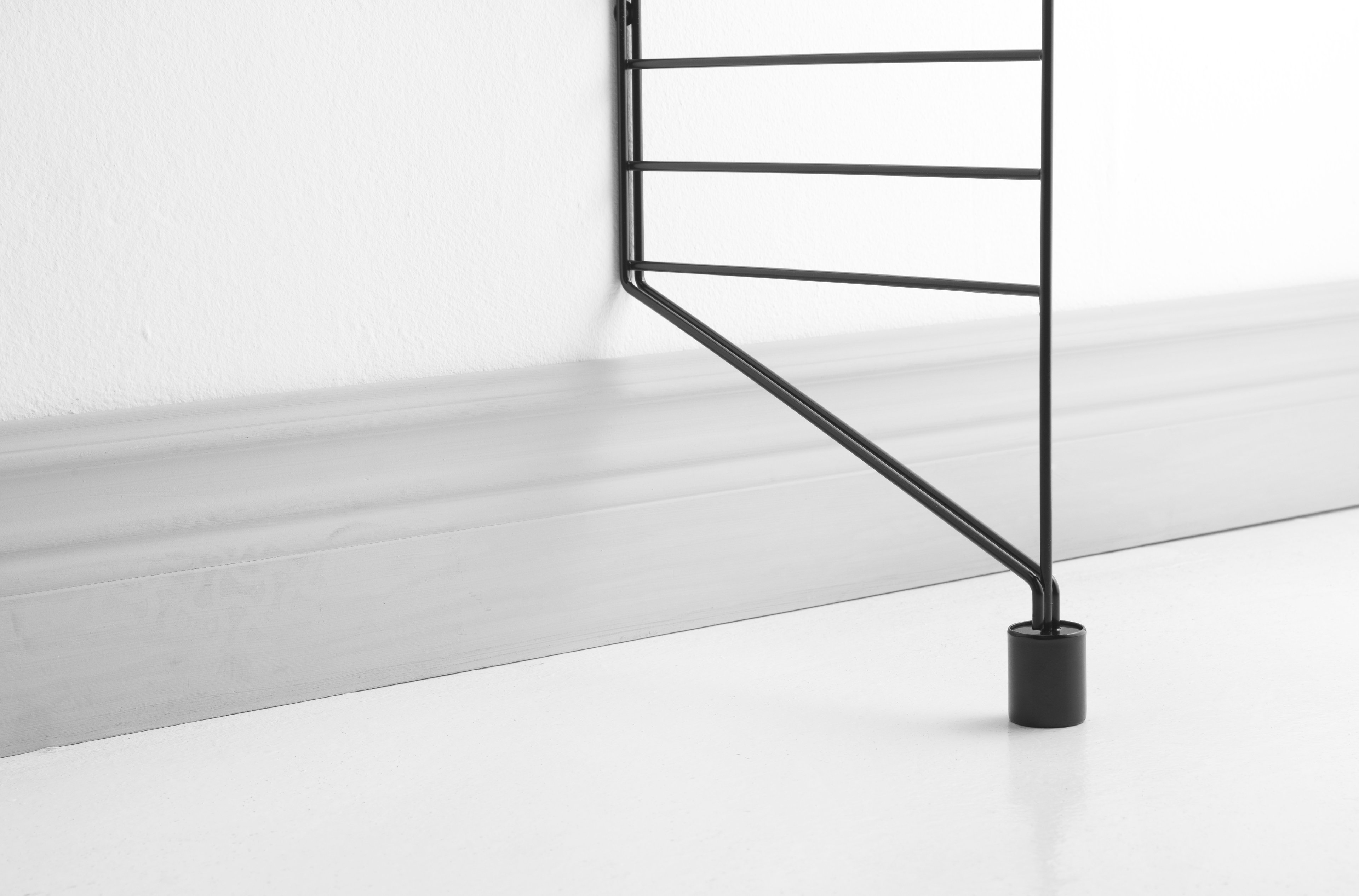 The extensions are 4 cm high and has a diameter of 3.3 cm. The extensions builds 3,3 cm in height and allows a skirting board to be max 15.3 cm with a 1 cm wide skirting board. This article is not compatible with Folding Table.