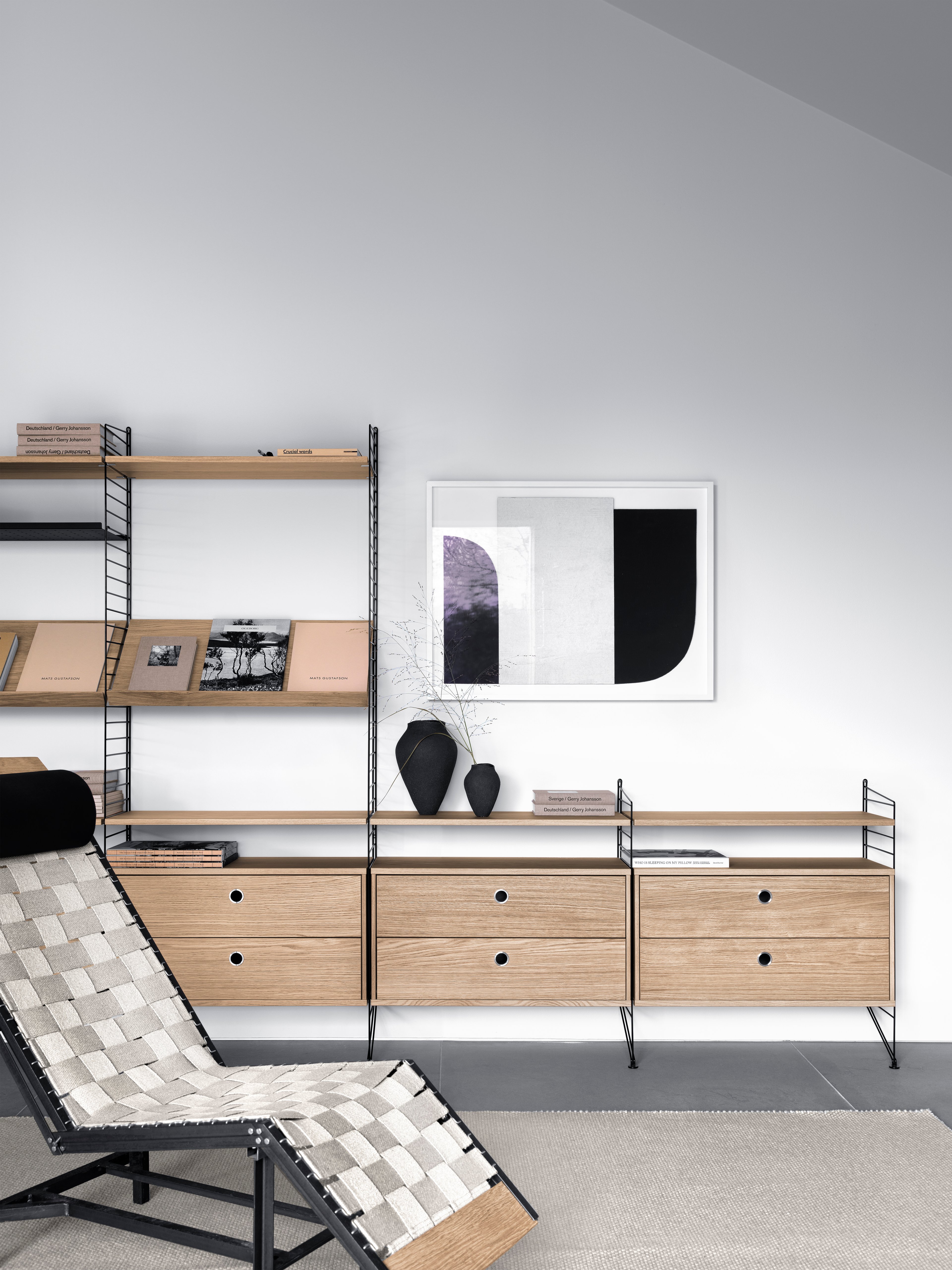 The floor panels are available in three heights, 85 cm, 115 cm, 200 cm along with one depth, 30 cm. The panels are the base when building your string shelf. When the panels are decided you can start adding products with 30 cm depth from String® System. Choose among shelves, cabinets, drawers, magazine shelves and more. The foot of the floor panel rests against the floor which makes the shelf stable while appearing light and airy. Make your shelf even more functional and unique by adding organizers, knife holder or a magazine holder, which all are placed on the panel’s threads. The panels come in two different packaging’s, either with one floor panel or two floor panels.
