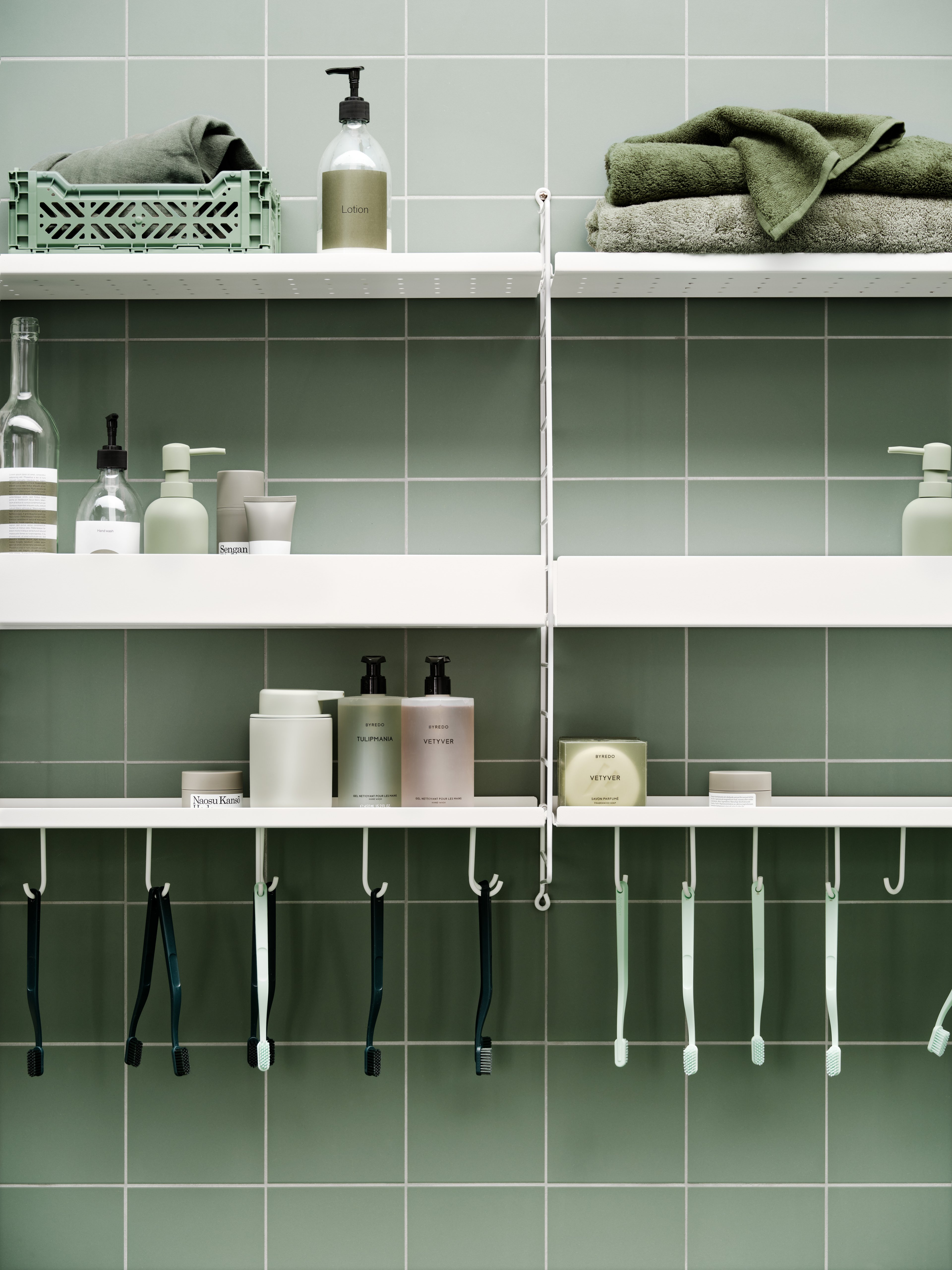 The metal shelves with low edge are available in two widths, 58 and 78 cm, along with two depths, 20 and 30 cm. The shelves are easy to move around and fit into wire and plex panels from String® System if the shelves and panels have the same depth. The 2 cm high edge makes the shelves blend right into a shelving combination with wooden shelves. The perforated shelves are the optimal base to be creative with our accessories. Add hooks, rods, or hanger racks to design your own unique shelf. Each packaging contains one metal shelf.