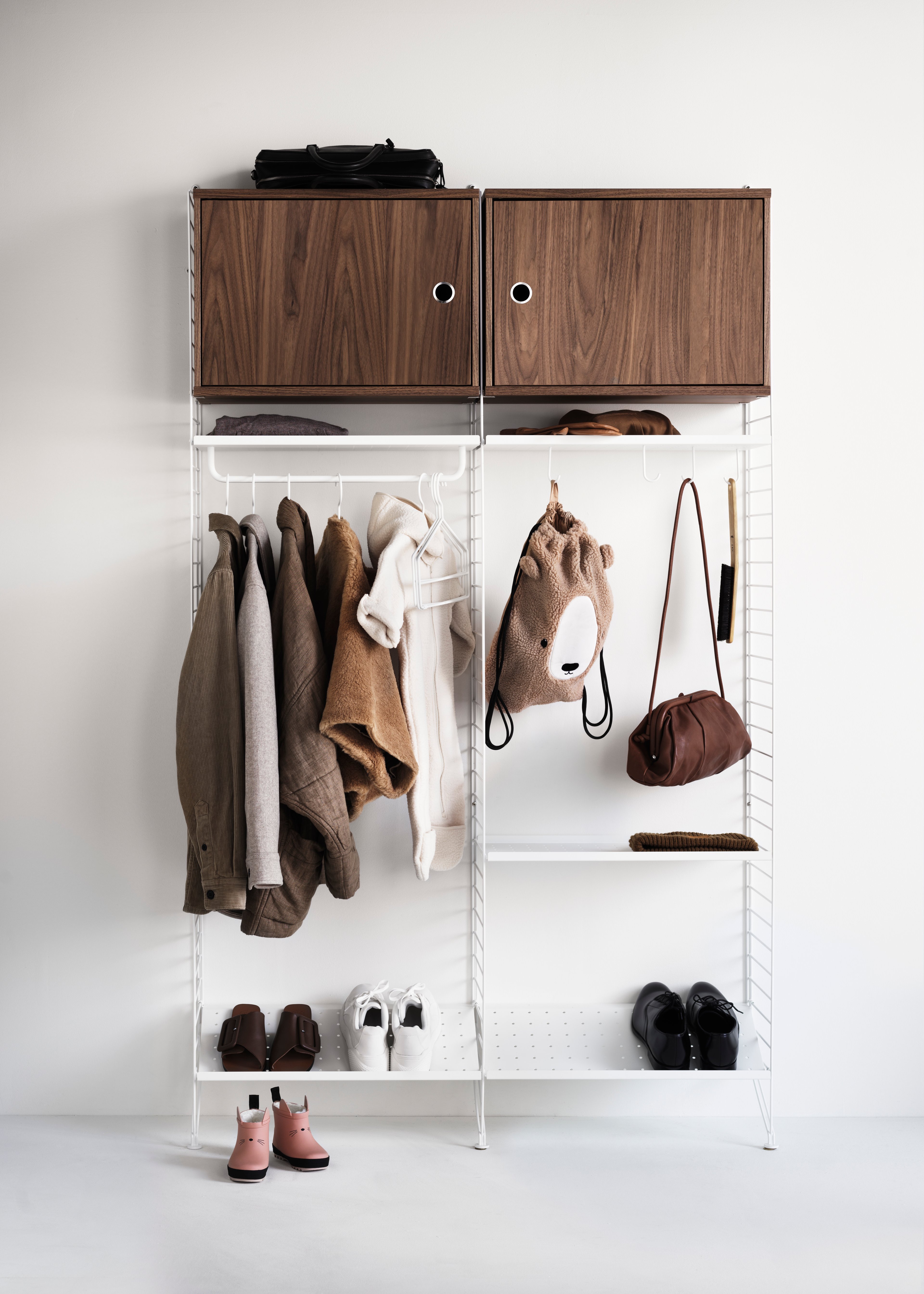The cabinet with swing door is available in one width, 58 cm, and one depth, 30 cm. The cabinet fits together with all 30 cm deep wire and plex panels from String® System. It is visually pleasing to add a bolder element to your shelf, like a cabinet, which also give you a lot of extra storage. The door can be mounted on either side of the cabinet. The cabinet consists of one adjustable inner shelf and the internal dimensions are: w54 x d26 x h38 cm. The cabinet is delivered unassembled.