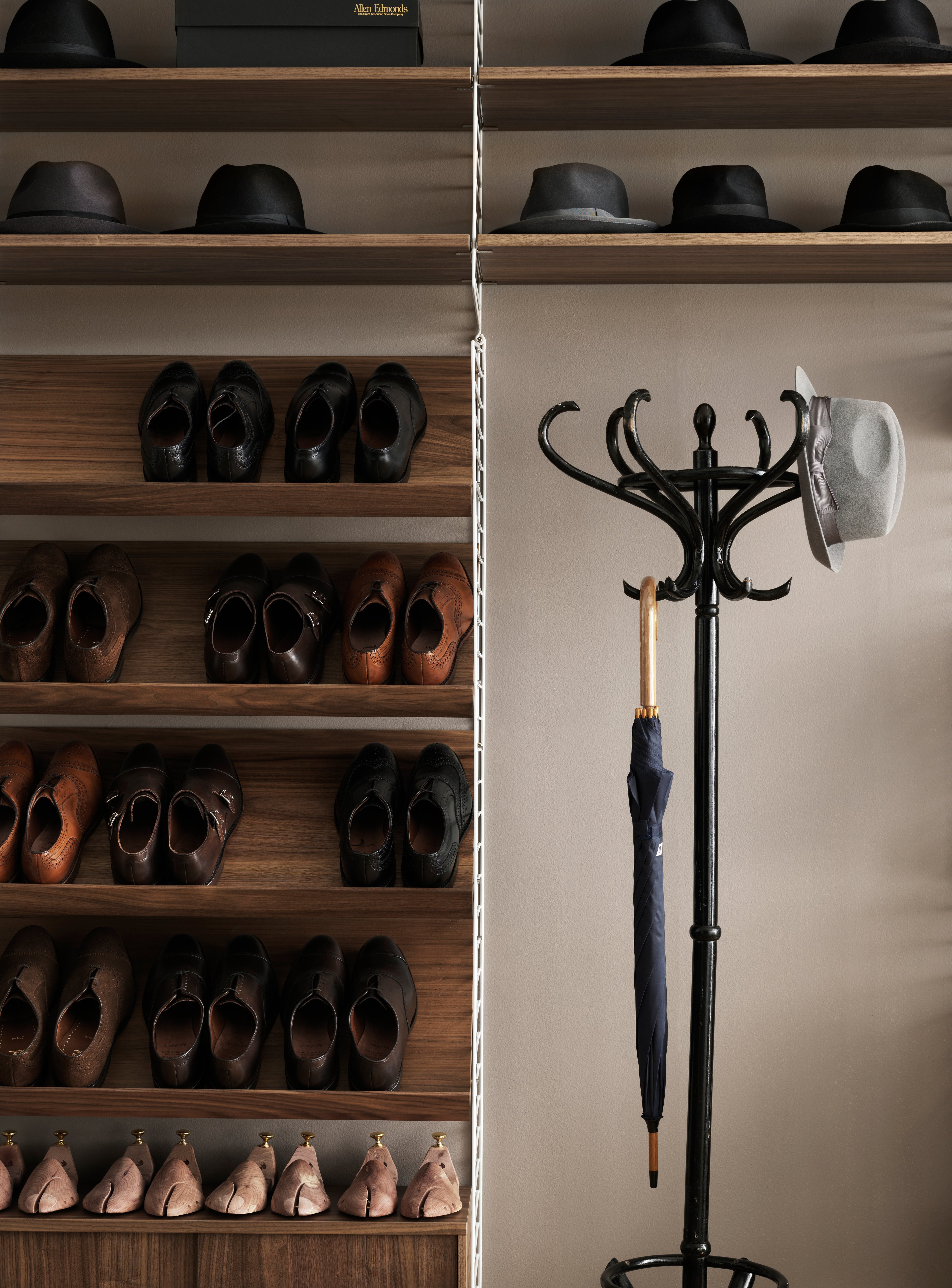 The magazine shelves in wood are available in two widths, 58 and 78 cm, and fit into 30 cm deep wire panels from String® System. The magazine shelves create a dynamic shelving combination where you have room to showcase your favourite books and magazines. Choose among different colours and wood types. Brackets are included in the packaging.