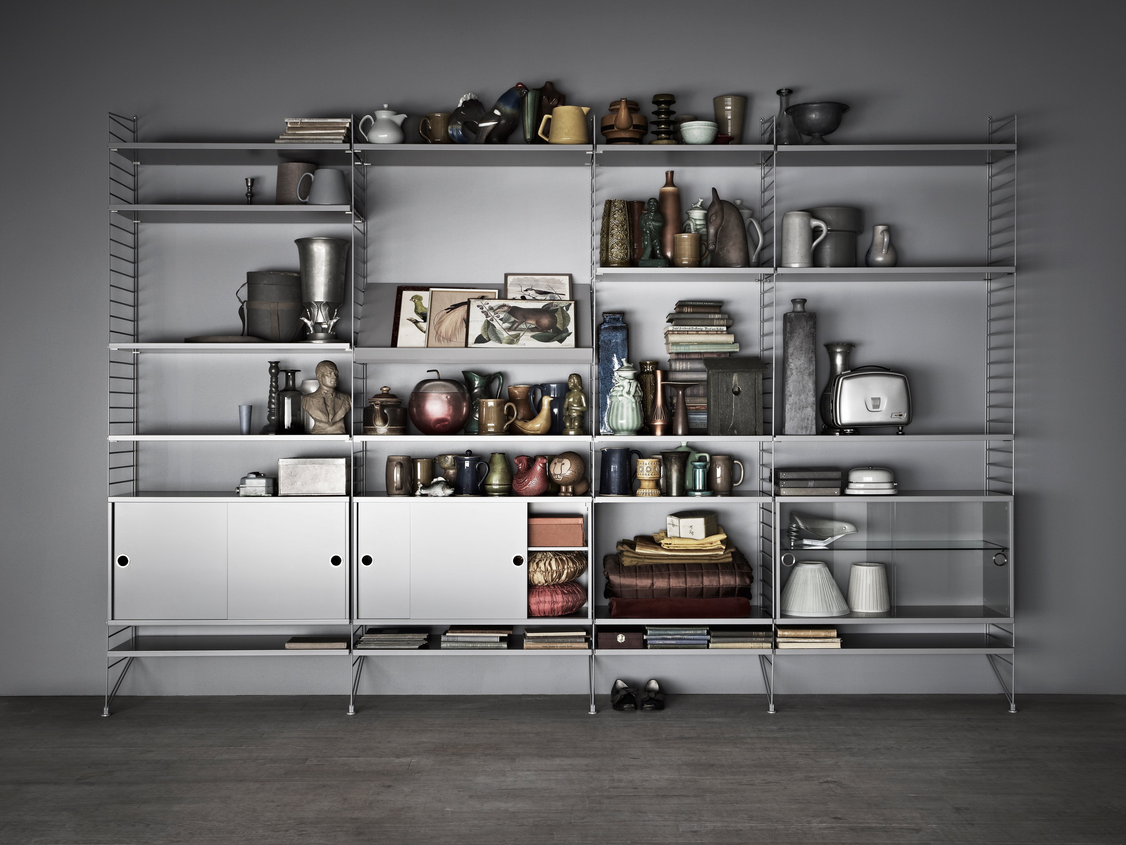 The magazine shelves in wood are available in two widths, 58 and 78 cm, and fit into 30 cm deep wire panels from String® System. The magazine shelves create a dynamic shelving combination where you have room to showcase your favourite books and magazines. Choose among different colours and wood types. Brackets are included in the packaging.