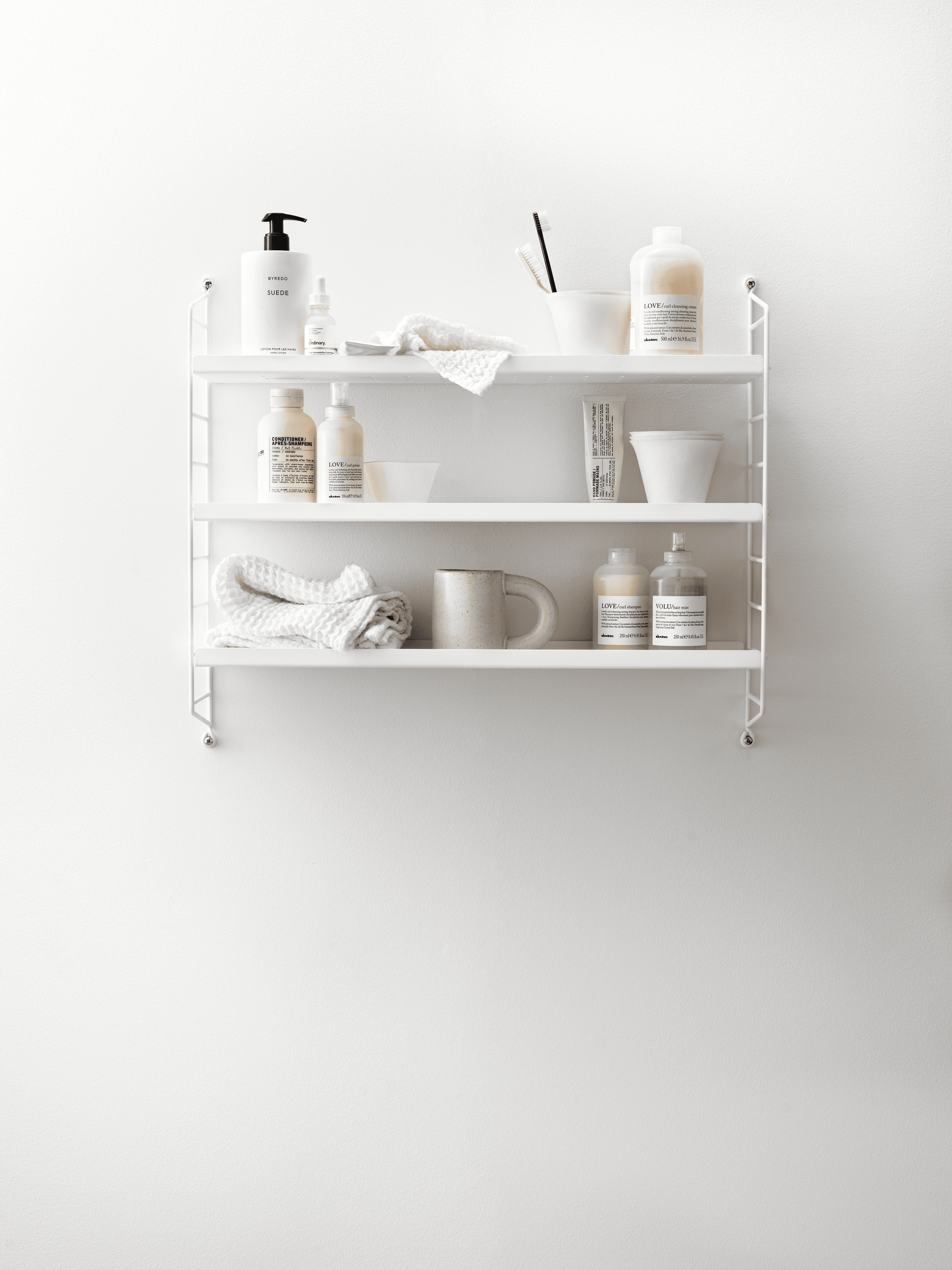 String® Pocket metal is sold as a complete shelf but is equally flexible as String® System. String® Pocket invites creativity and personality where you can combine two or three String® Pocket shelves into one larger shelf. Mix and match different colours to suit your style and preferences. The perforated metal shelves with low edge, 2 cm, makes it possible to add hooks and rods (30 cm and 58 cm) to increase the storage possibilities. String® Pocket metal is sold as one complete unit containing two wire panels, height 50 cm, and three metal shelves, width 58 cm and depth 15 cm.