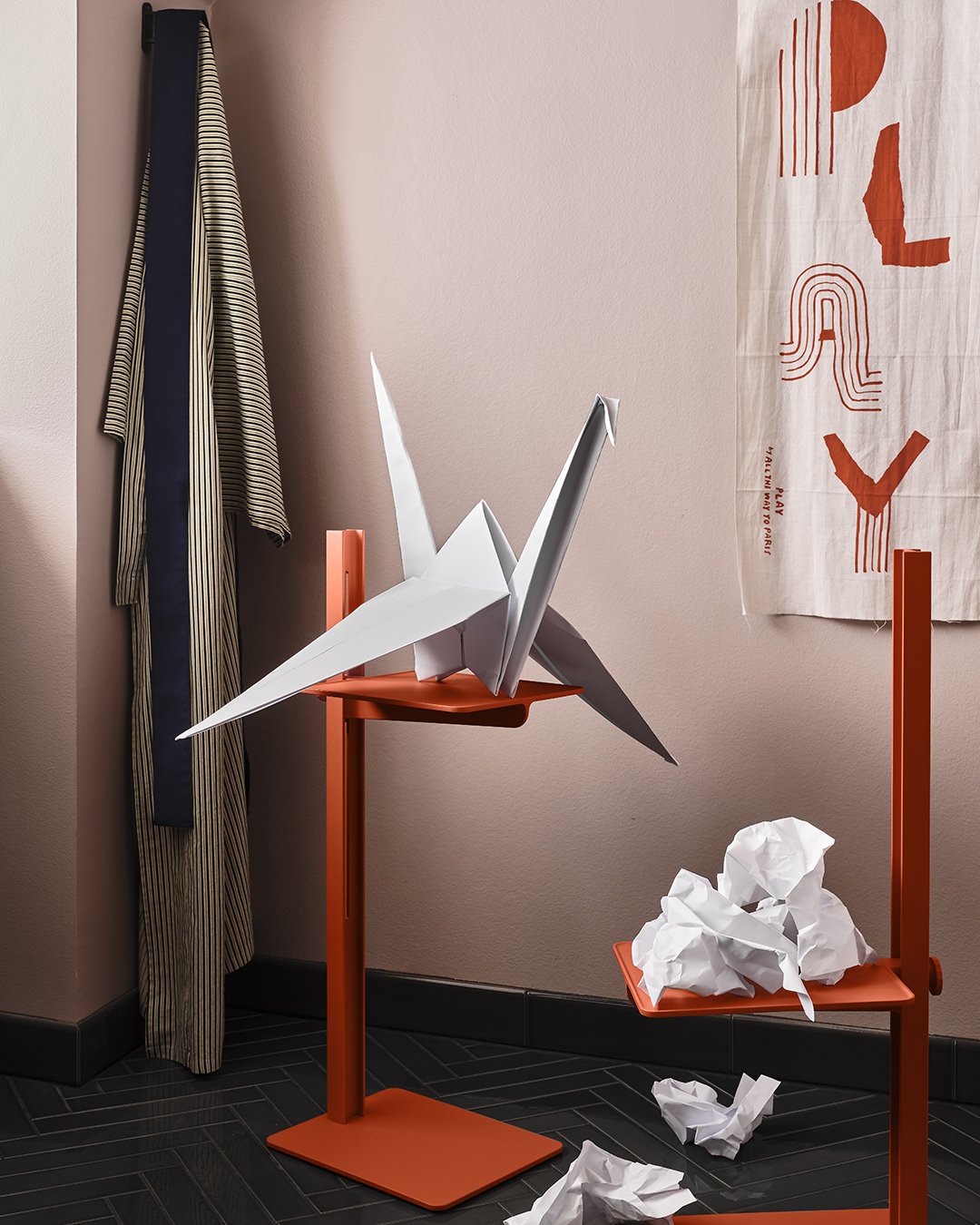 Museum Sidetable is a height-adjustable table in aluminum and steel. It has a variety of uses: Flower pedestal, small extra table by the sofa, bedside table, hallway table and more. The side table has the following dimensions: w24 x d30 x h76.5 cm where the highest height is 73 cm, and the lowest height is 32 cm.