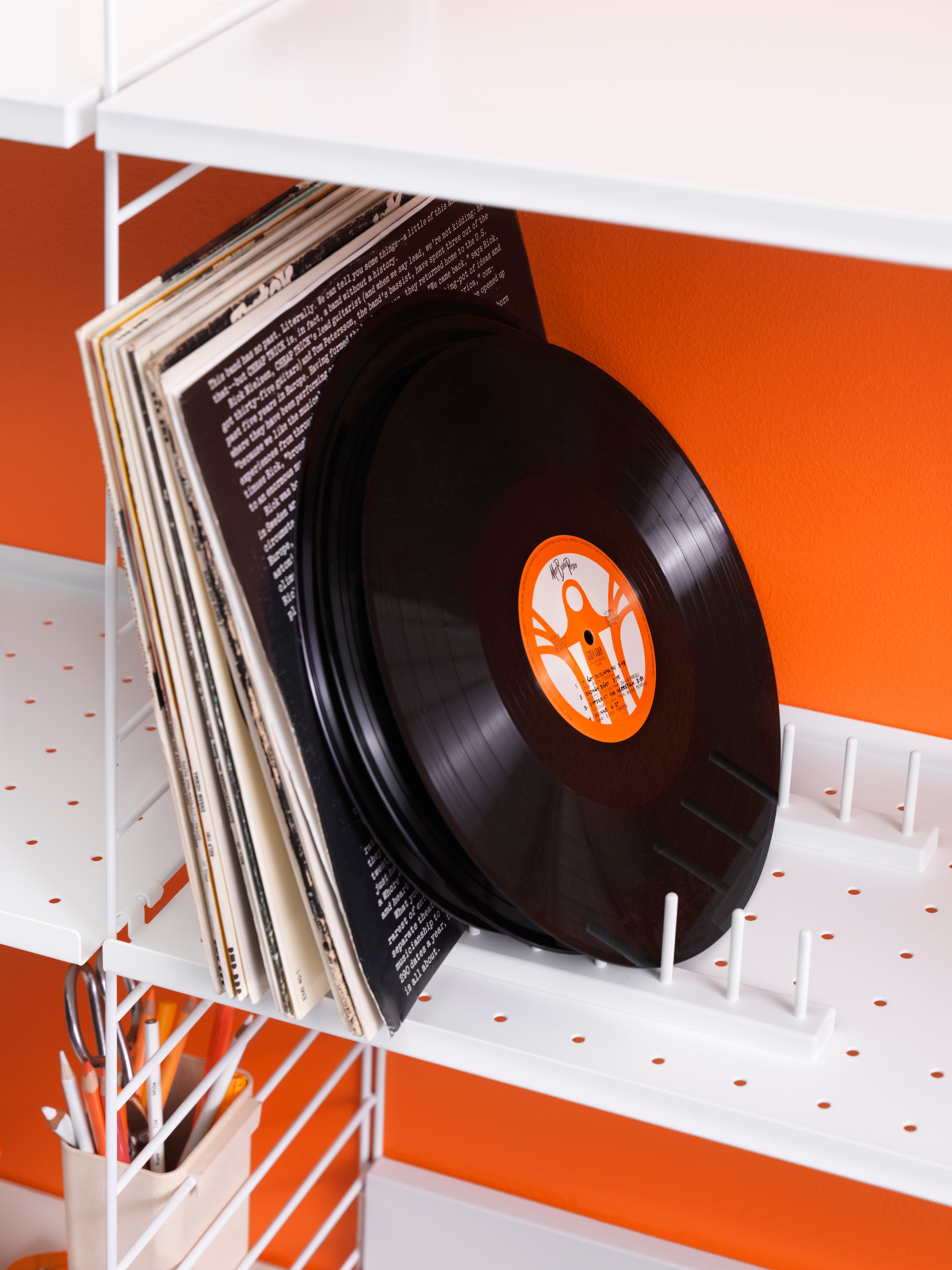 The plate racks are created to offer a complete kitchen solution. Position the plates either sideways or facing forward. They are available in two sizes with the following dimensions: w2.5 x d20 x h7.5 cm and w2.5 x d30 x h7.5 cm where you can fit 6 or 8 plates at the same time.