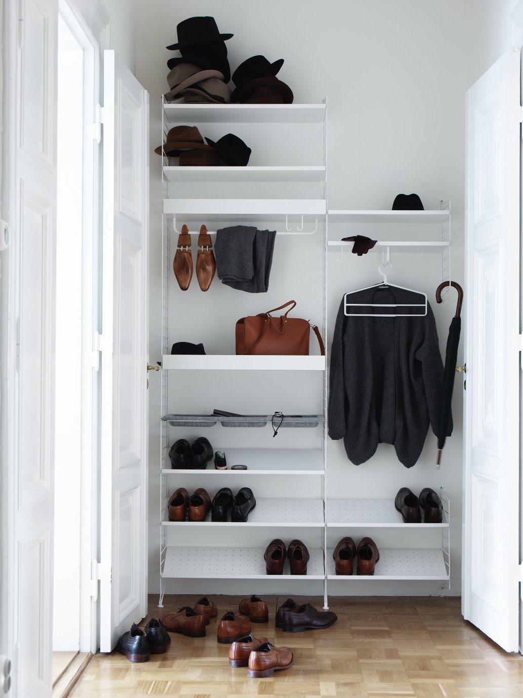 The shoe shelves are available in two widths, 58 and 78 cm, along with one depth, 30 cm. The shoe shelves fit into wire panels from String® System if the depth of the panels is 30 cm. The shoe shelves will help to keep your hallway and wardrobe tidy. You will fit 2-3 pair of shoes on a 58 cm wide shoe shelf and 4-6 pair of shoes on a 78 cm wide shoe shelf. Each packaging contains one shoe shelf.