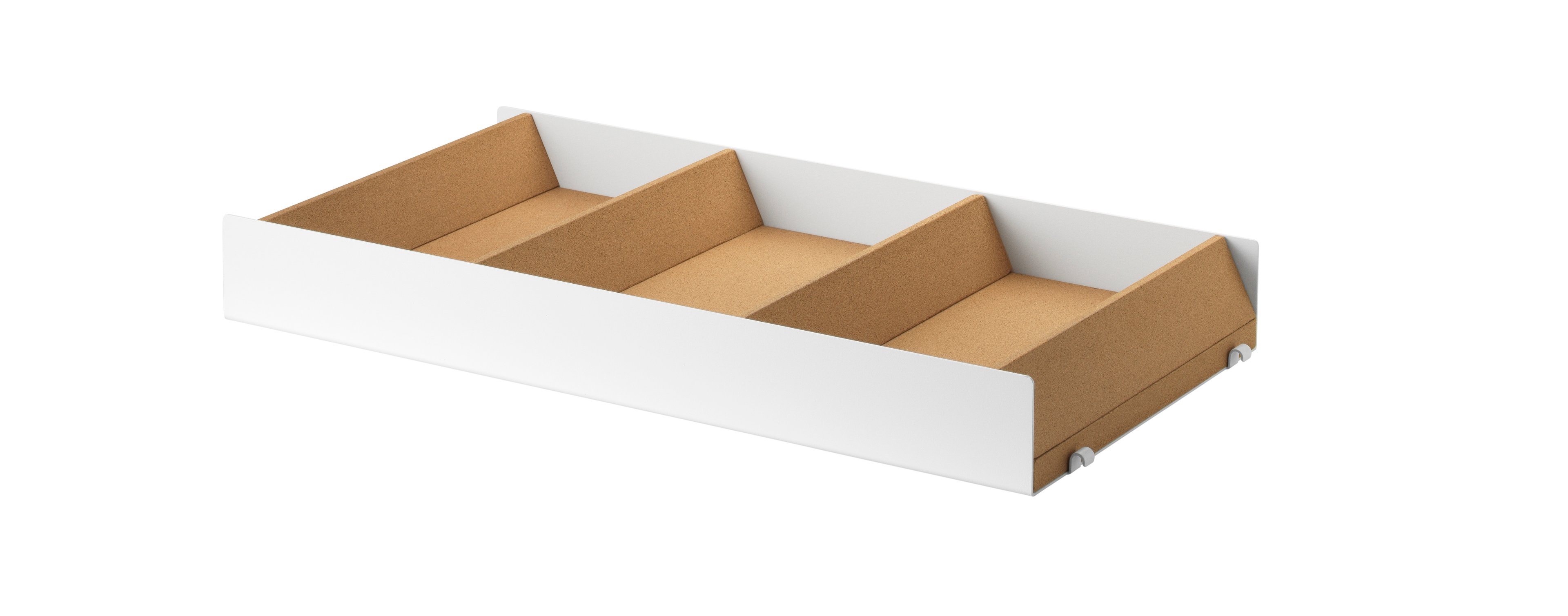 The divider in cork is part of our range of accessories and is a great help in the kitchen. Place them on top of the underlays in cork to create separate compartments on your metal shelves. The dividers have the following dimensions: w5.5 x d30 x h5 cm. Each package contains four dividers in cork.