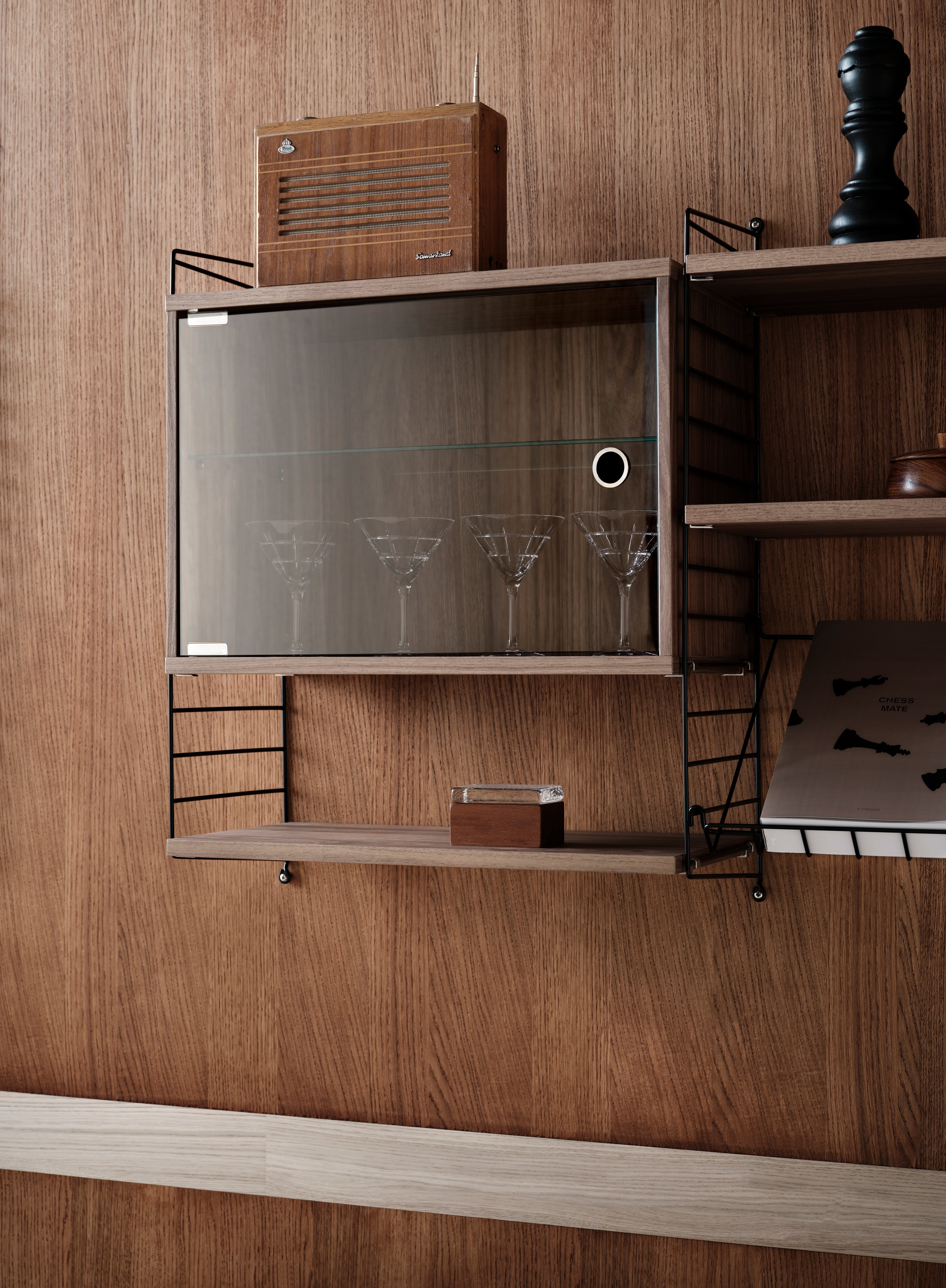 The wooden shelves are available in two widths, 58 and 78 cm, along with two depths, 20 and 30 cm. The shelves fit into wire and plex panels from String® System if the shelves and panels have the same depth. The shelves are flexible and easy to move around to meet your preferences. Create a monochrome shelf or mix shelves in different colours and types of wood. Each packaging contains three shelves and brackets.