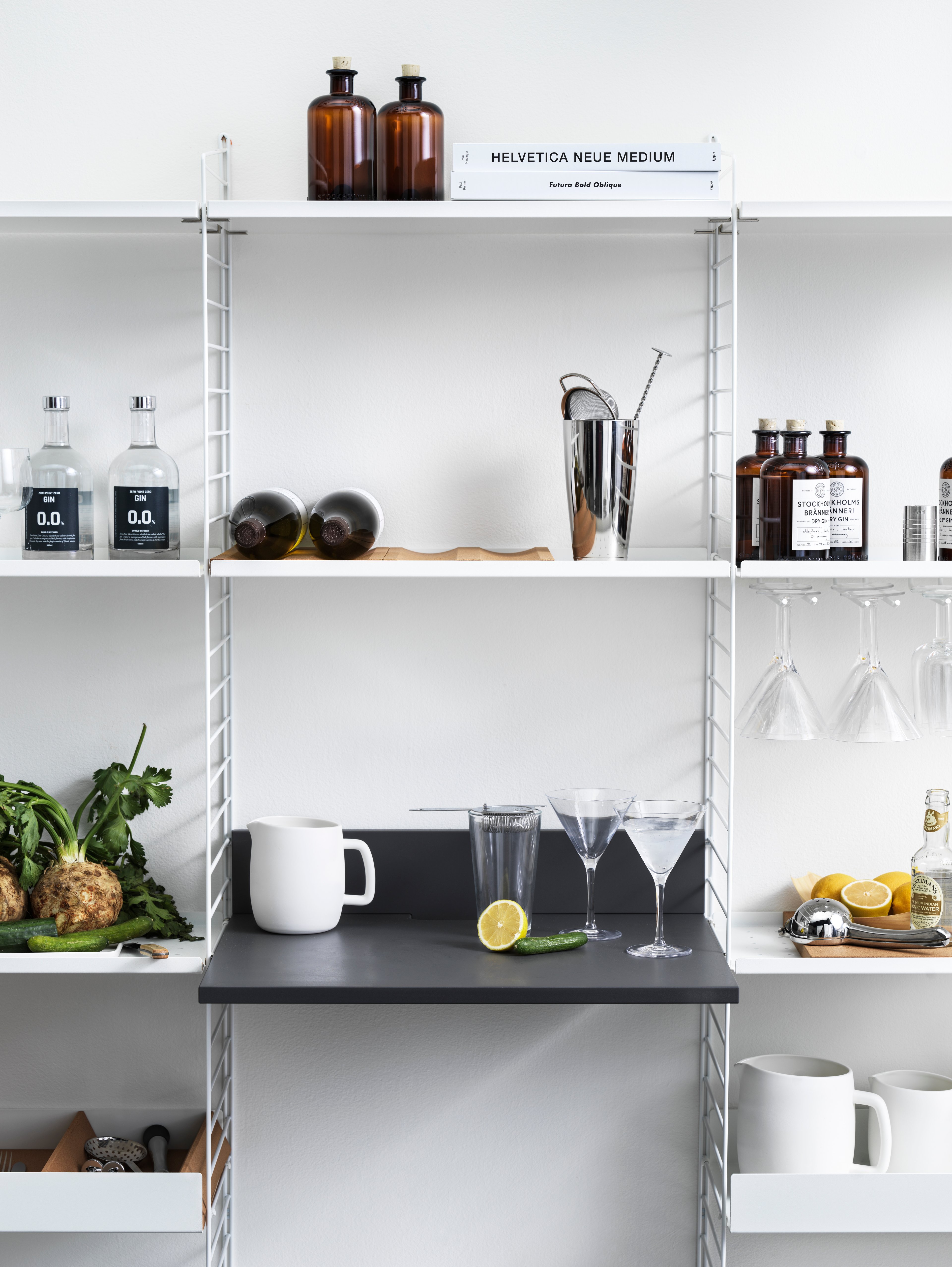 Regardless if your workspace is situated at the office or at home – we have the solution that covers all your needs. This two-section workspace gives you plenty of storage possibilities without taking up too much space.