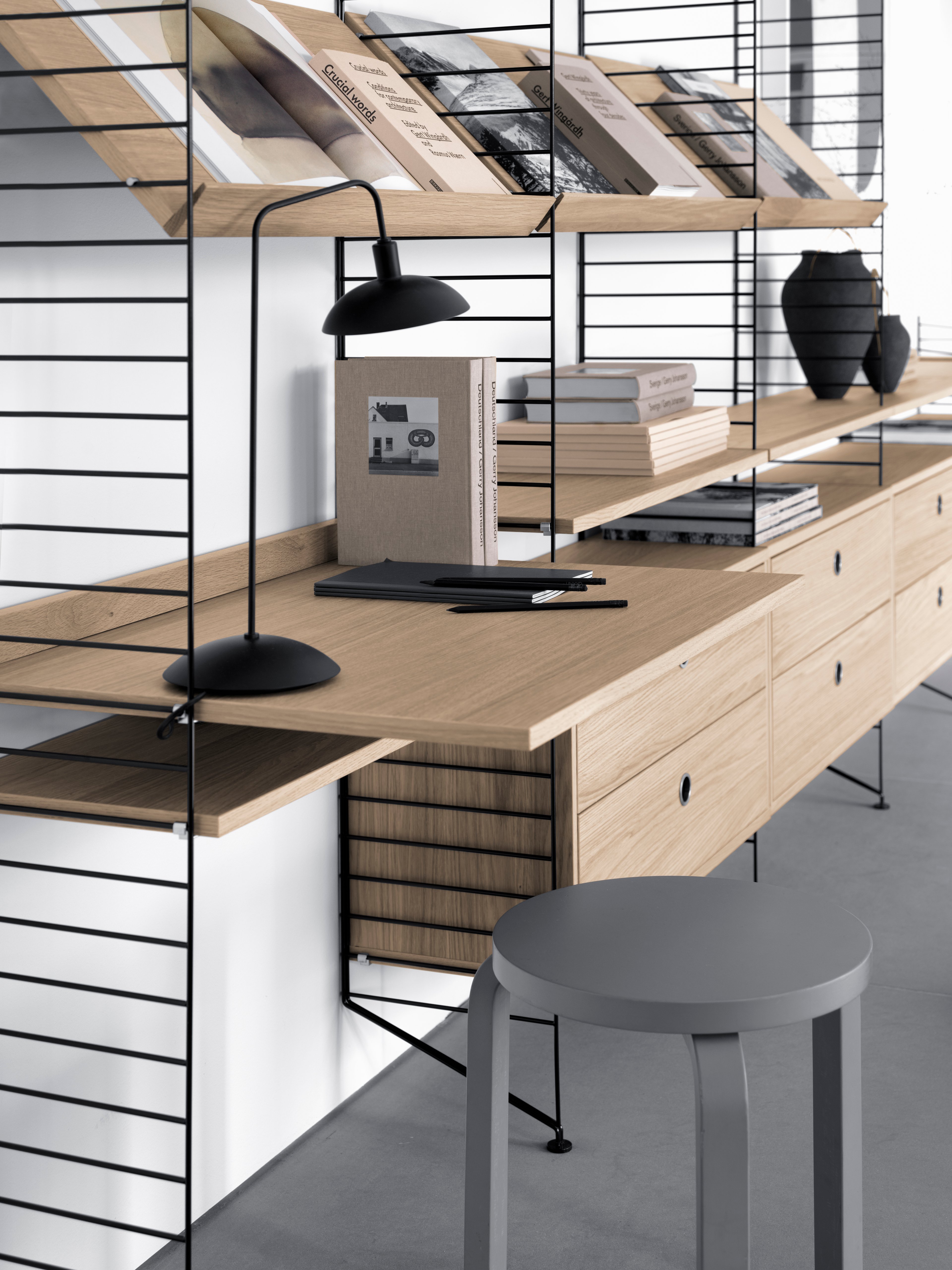 Regardless if your workspace is situated at the office or at home – we have the solution that covers all your needs. This 85 cm high workspace solution is neat and simple, yet it offers a lot of storage possibilities.