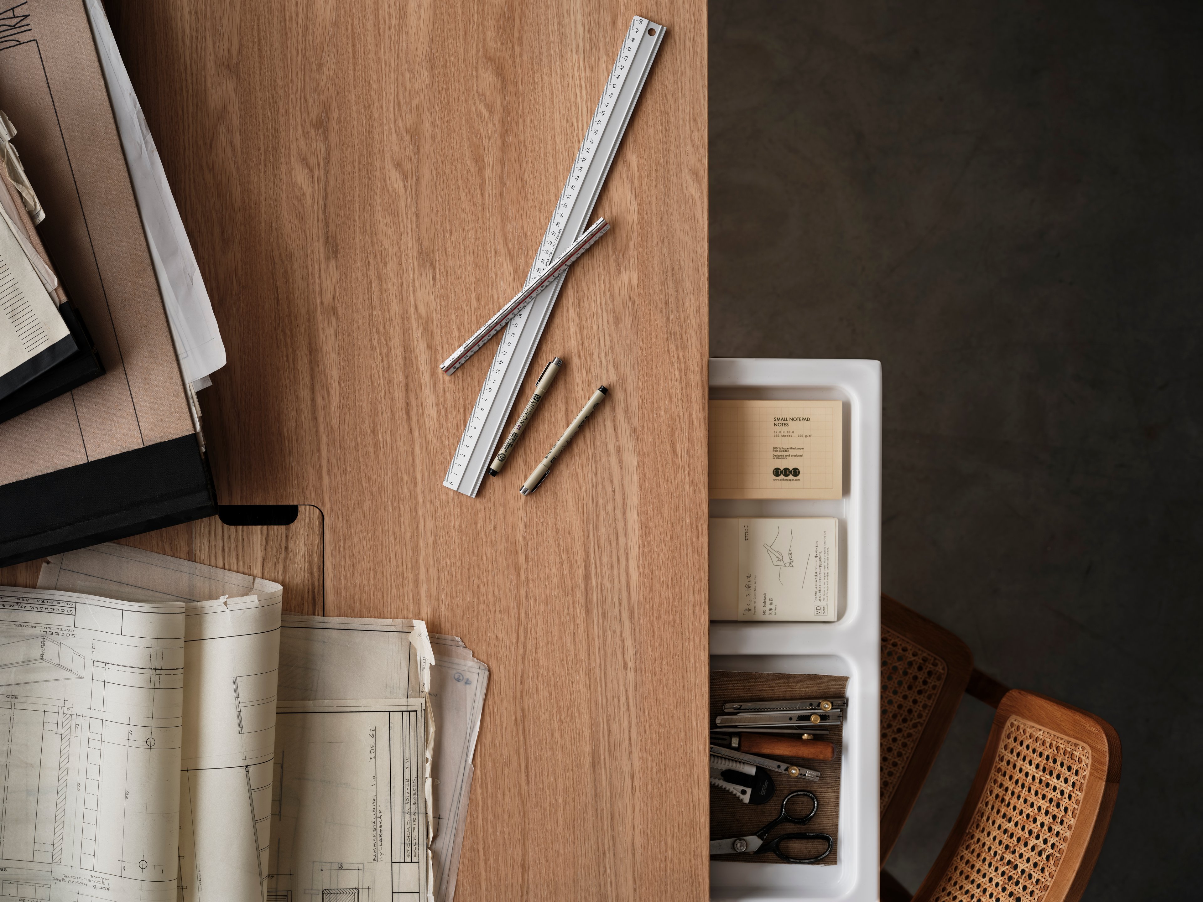 The works drawer from String® System is neat and functional and will free space on your desk. It fits equally well to work desks from Works™ as the work desk from String® System. The work drawer has two compartments with the internal dimensions are: w24 x d23.5 x h3.5 cm.