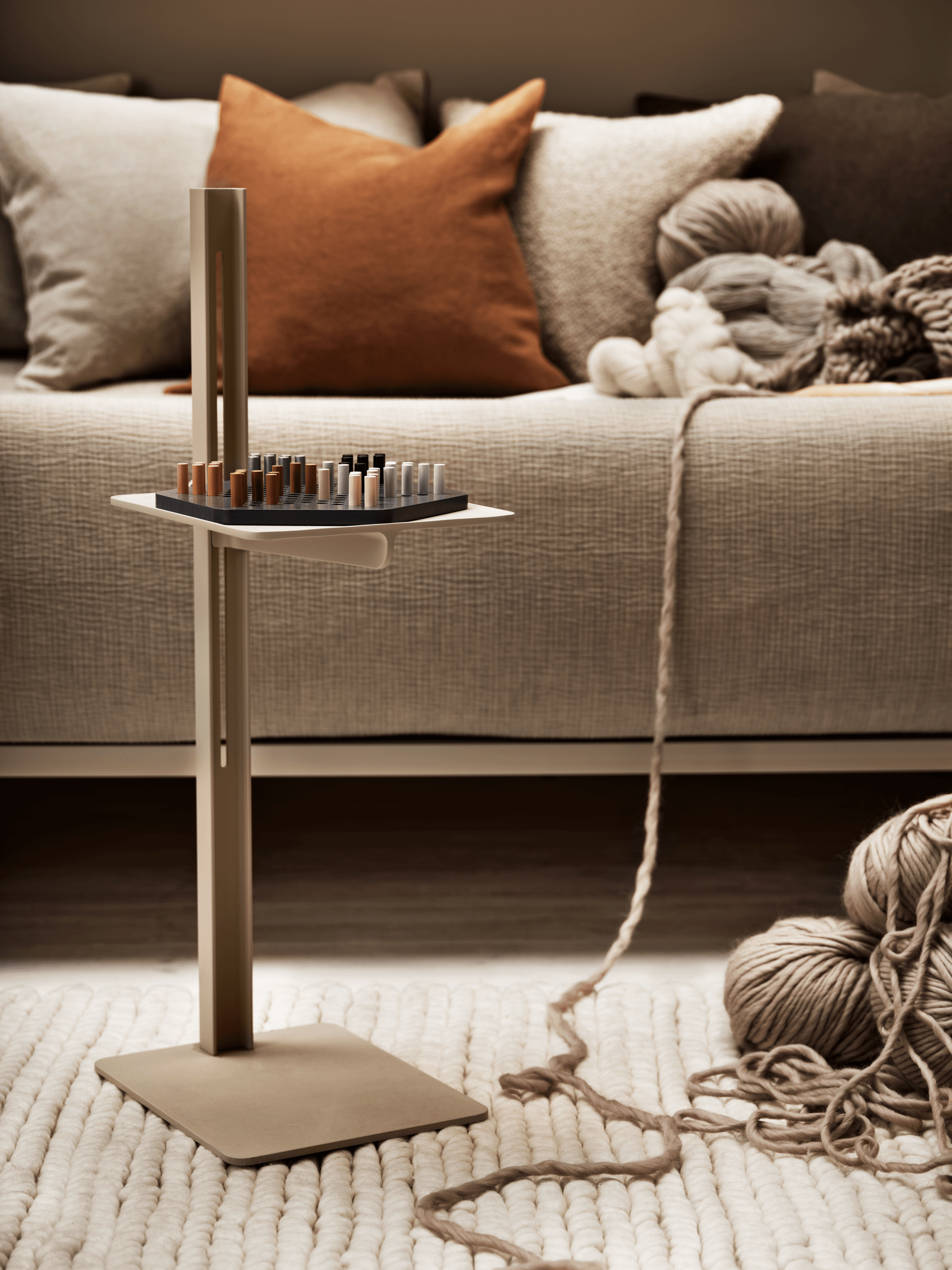 Museum Sidetable is a height-adjustable table in aluminum and steel. It has a variety of uses: Flower pedestal, small extra table by the sofa, bedside table, hallway table and more. The side table has the following dimensions: w24 x d30 x h76.5 cm where the highest height is 73 cm, and the lowest height is 32 cm.