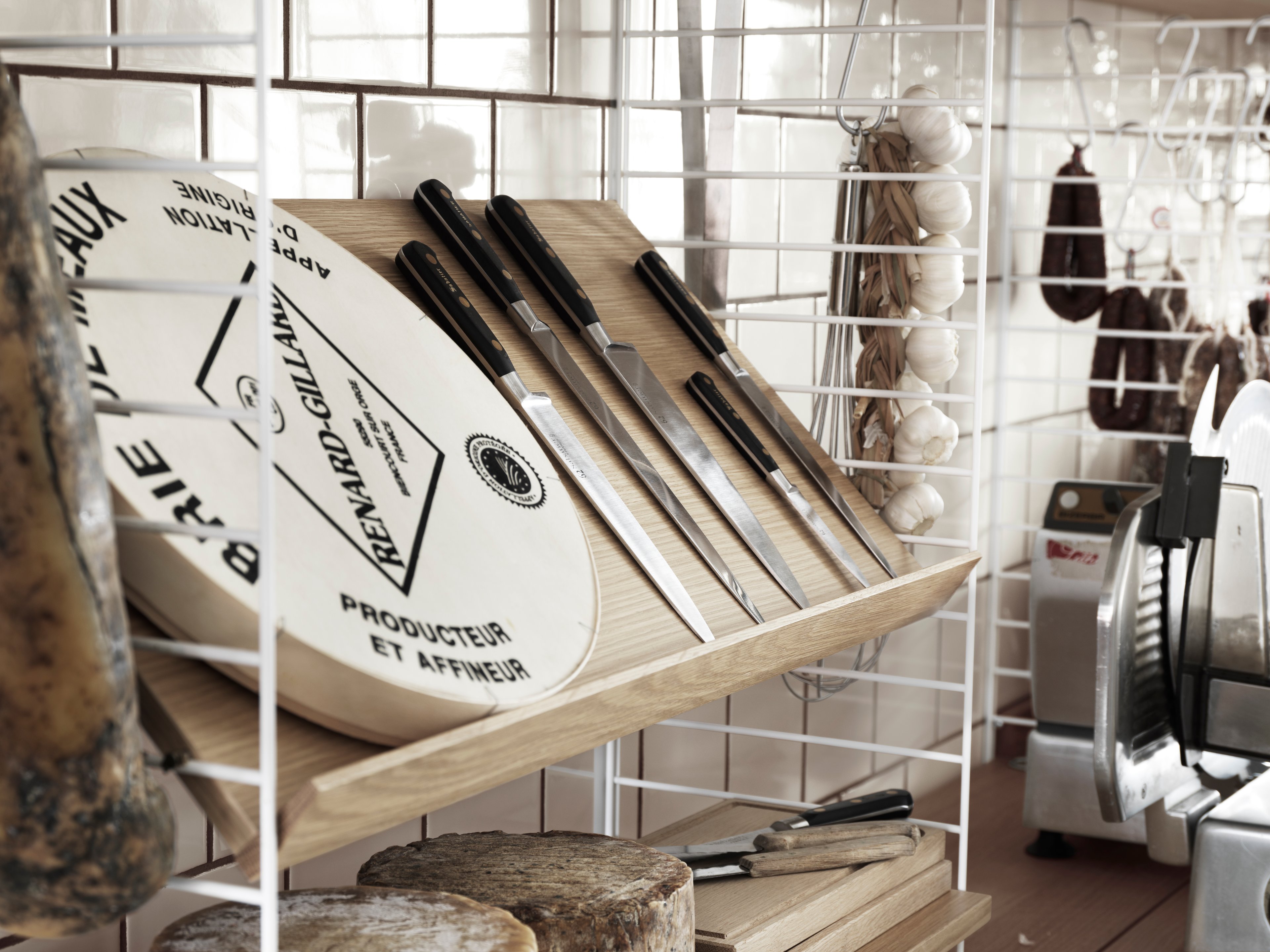 ing-system-magazineshelf-oak-closeup_landscape.jpg