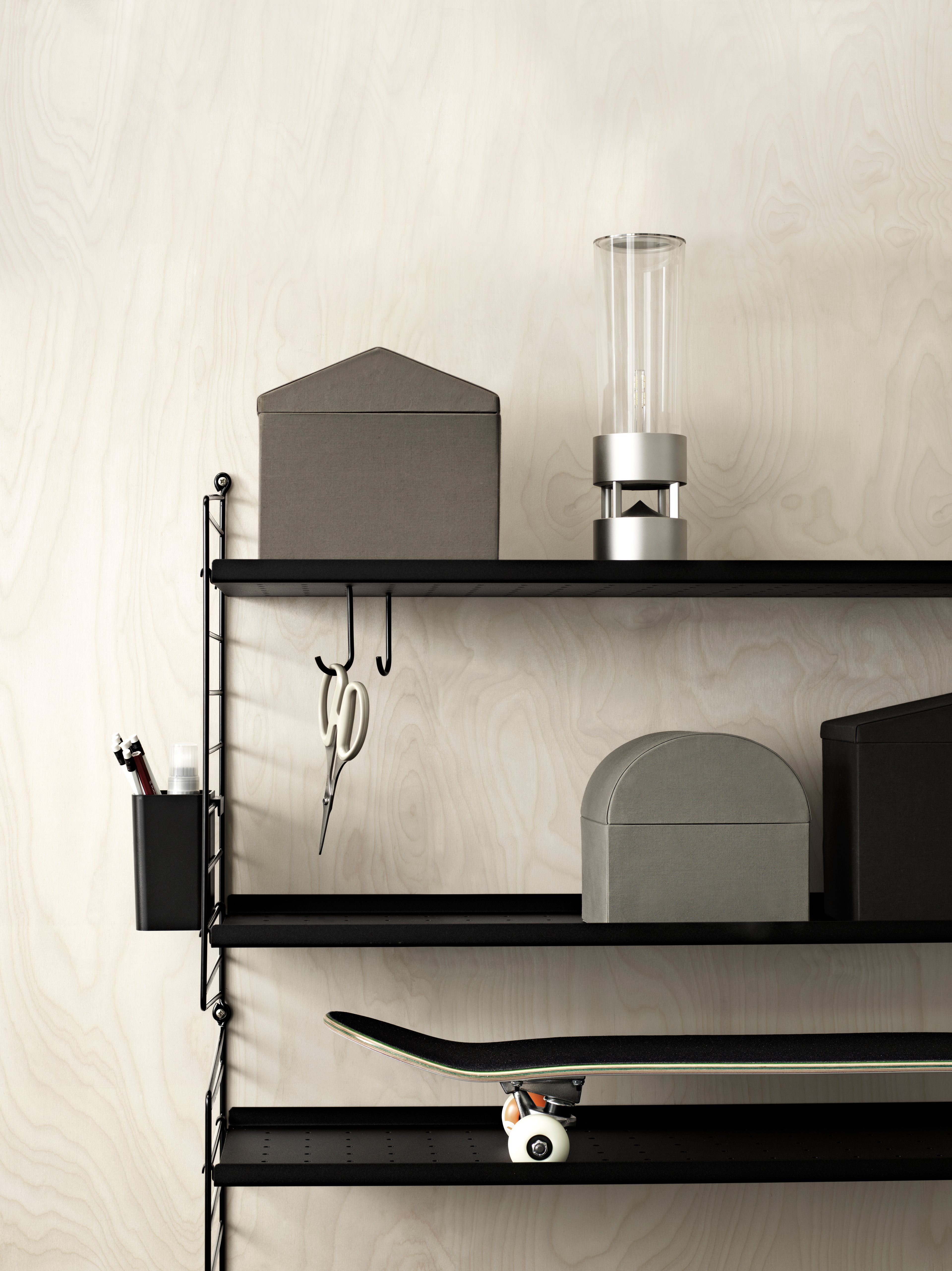 When you need something discreet and elegant this wall-hung combination, only 20 cm deep, will do the trick. The shelves in metal also opens up for the possibility to add accessories such as hooks or rods later on.