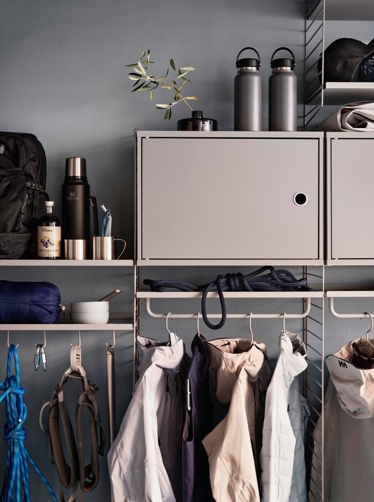 The cabinet with swing door is available in one width, 58 cm, and one depth, 30 cm. The cabinet fits together with all 30 cm deep wire and plex panels from String® System. It is visually pleasing to add a bolder element to your shelf, like a cabinet, which also give you a lot of extra storage. The door can be mounted on either side of the cabinet. The cabinet consists of one adjustable inner shelf and the internal dimensions are: w54 x d26 x h38 cm. The cabinet is delivered unassembled.