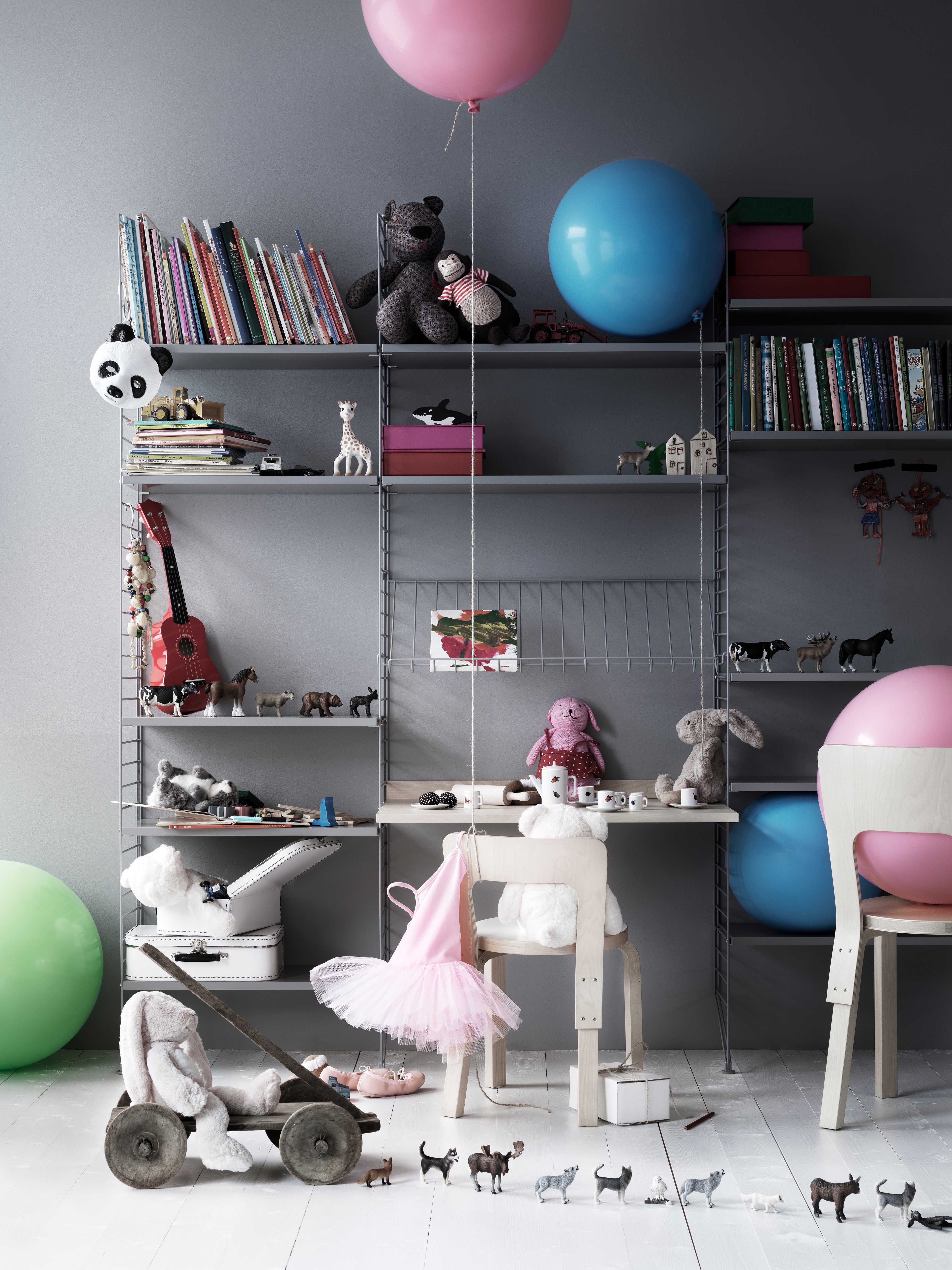 The magazine shelf in wire is available in one width, 78 cm, and fit into 30 cm deep wire panels from String® System. The magazine shelves create a dynamic shelving combination where you have room to showcase your favourite books and magazines. The magazine shelf in wire gives you plenty of room to be creative by adding s-hooks. The magazine shelf will blend right into your string shelf since their unique wire design is the same. Choose a magazine shelf in the same colour as your panels or make your magazine shelf pop by picking a different colour.