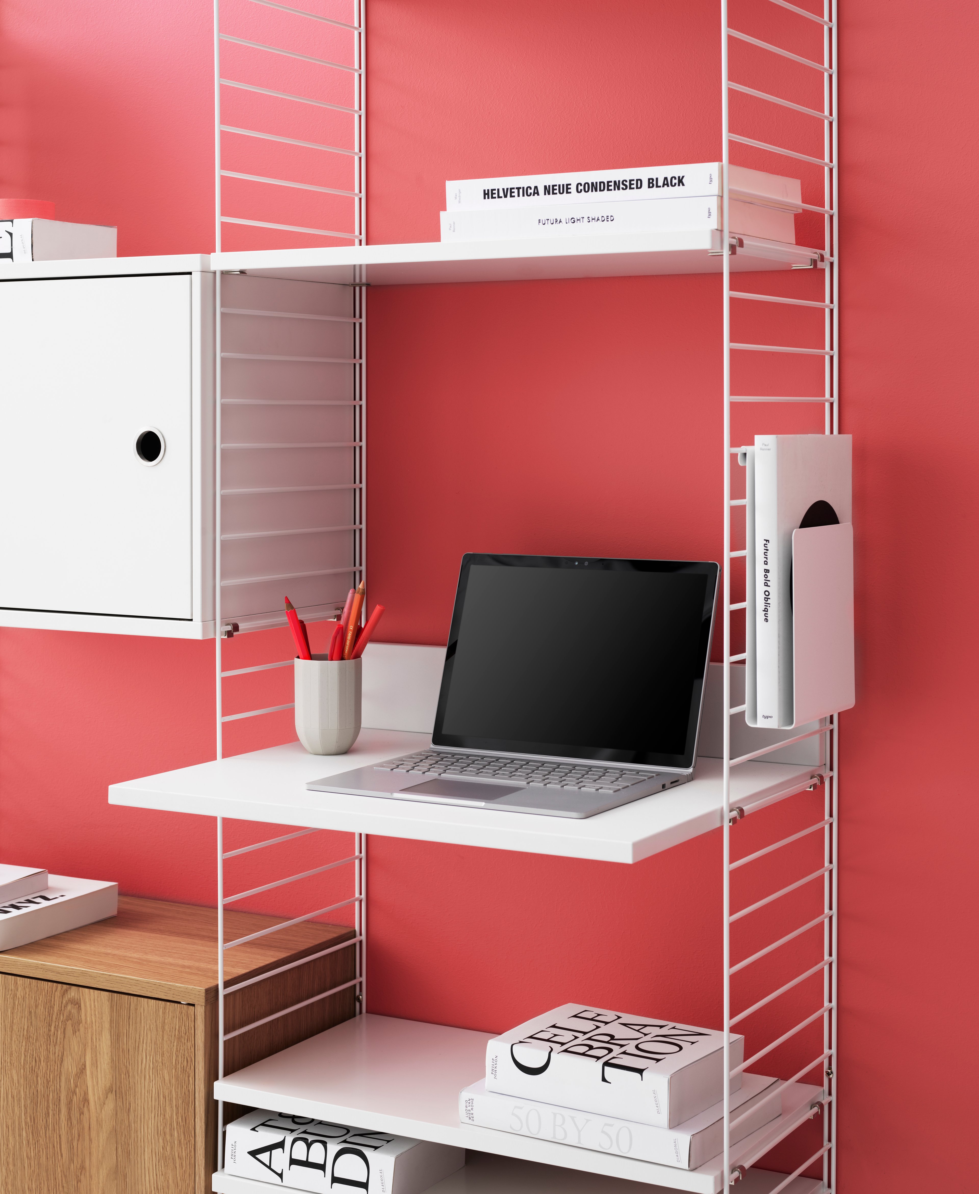 Regardless if your workspace is situated at the office or at home – we have the solution that covers all your needs. This one-section workspace, only 80 cm wide, gives you plenty of room without taking up too much space.