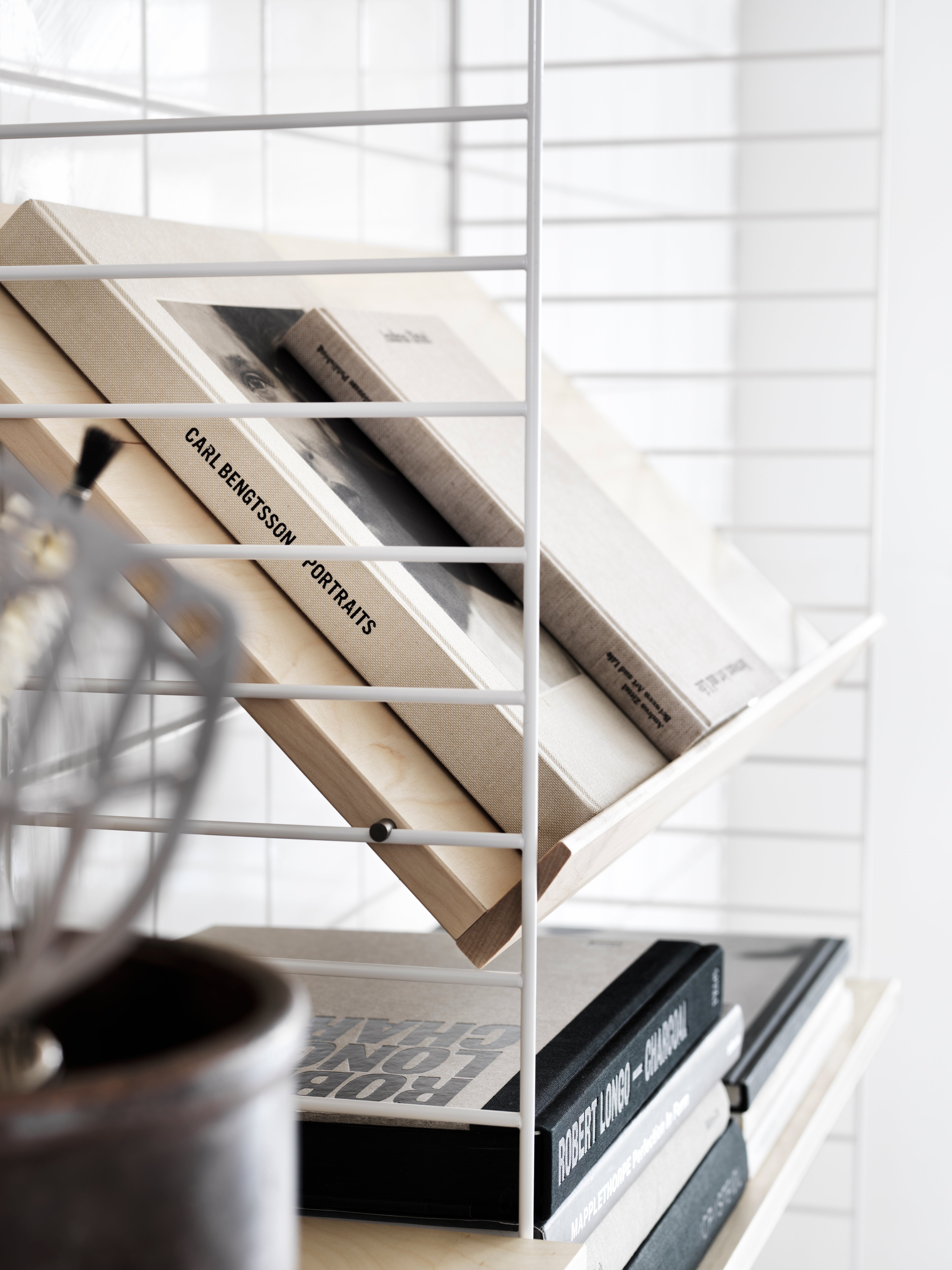The magazine shelves in wood are available in two widths, 58 and 78 cm, and fit into 30 cm deep wire panels from String® System. The magazine shelves create a dynamic shelving combination where you have room to showcase your favourite books and magazines. Choose among different colours and wood types. Brackets are included in the packaging.