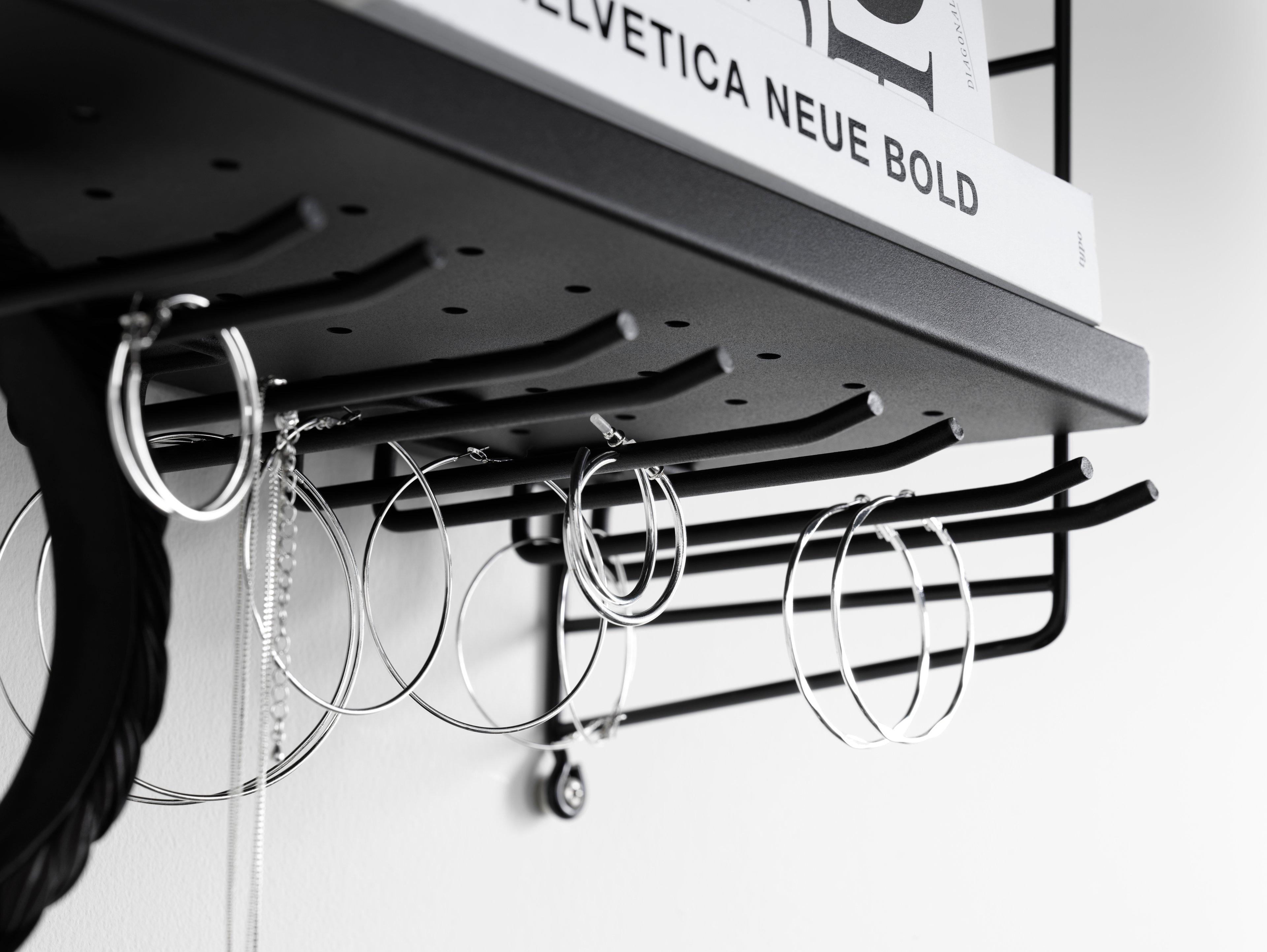 The metal shelves with low edge are available in two widths, 58 and 78 cm, along with two depths, 20 and 30 cm. The shelves are easy to move around and fit into wire and plex panels from String® System if the shelves and panels have the same depth. The 2 cm high edge makes the shelves blend right into a shelving combination with wooden shelves. The perforated shelves are the optimal base to be creative with our accessories. Add hooks, rods, or hanger racks to design your own unique shelf. Each packaging contains one metal shelf.
