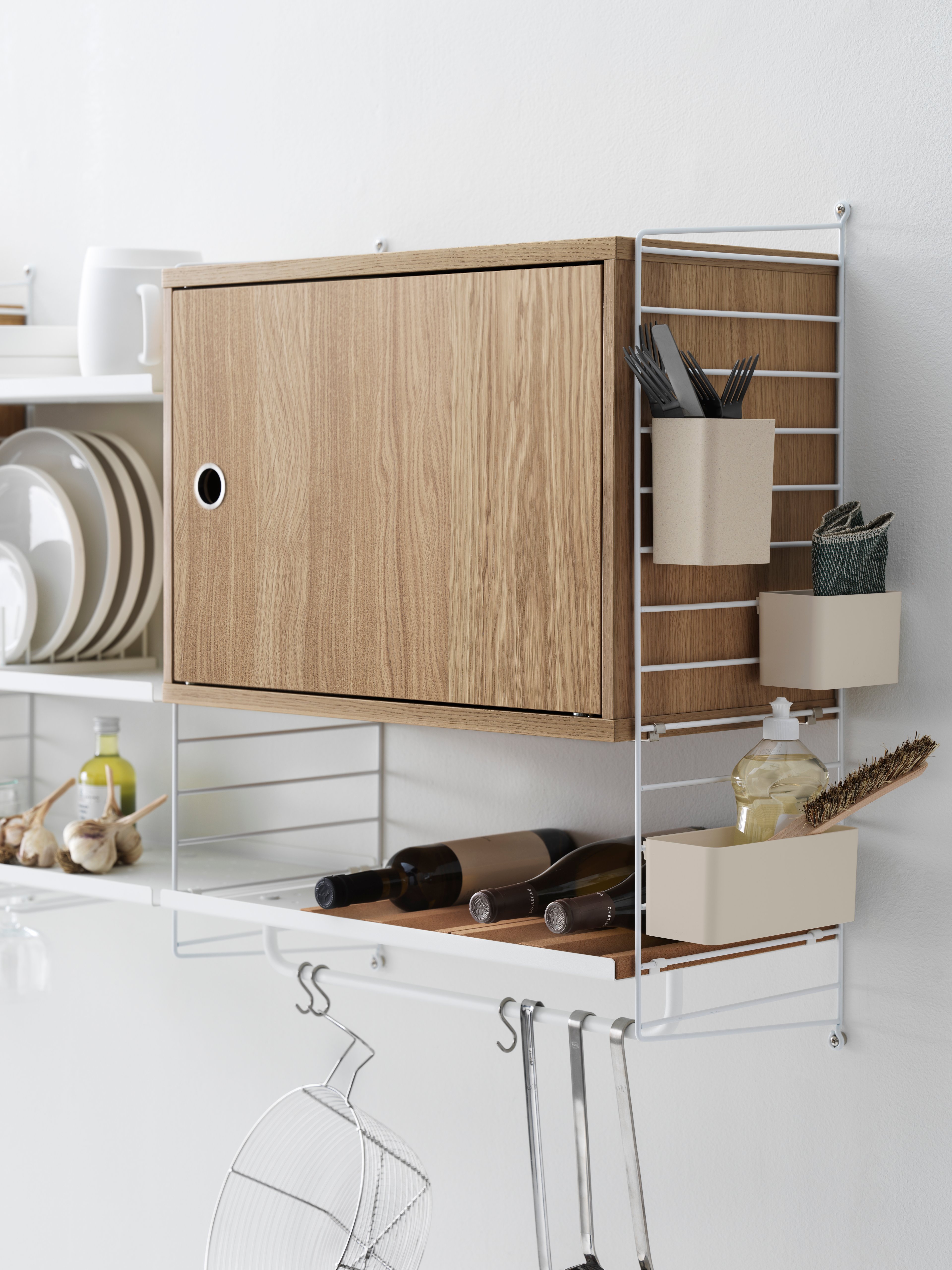 The cabinet with swing door is available in one width, 58 cm, and one depth, 30 cm. The cabinet fits together with all 30 cm deep wire and plex panels from String® System. It is visually pleasing to add a bolder element to your shelf, like a cabinet, which also give you a lot of extra storage. The door can be mounted on either side of the cabinet. The cabinet consists of one adjustable inner shelf and the internal dimensions are: w54 x d26 x h38 cm. The cabinet is delivered unassembled.