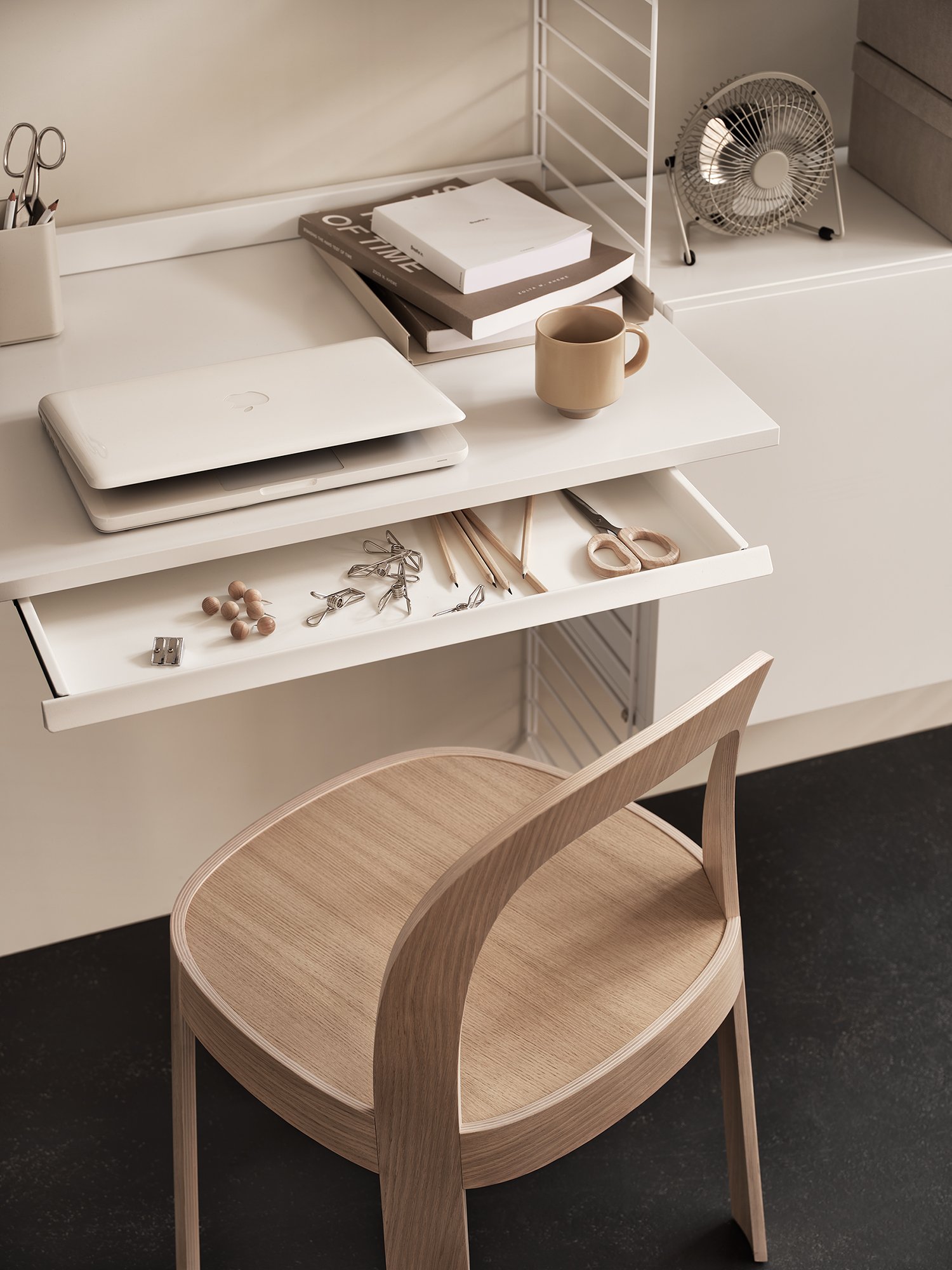 The work desk is available in one size, 78x58 cm and fits into wire panels from String® System with depth 30 cm. The work desk can easily be adjusted to your preferred height and can be used in an office, kitchen, hallway, or any other room where you might have the need for an additional table. Make your workspace complete by mounting a works drawer underneath the work desk where you can store pens, notebooks, and such. Each packaging contains one work desk, one ledge to place against the wall to stabilize the work desk along with brackets. Choose among different colours and wood types.