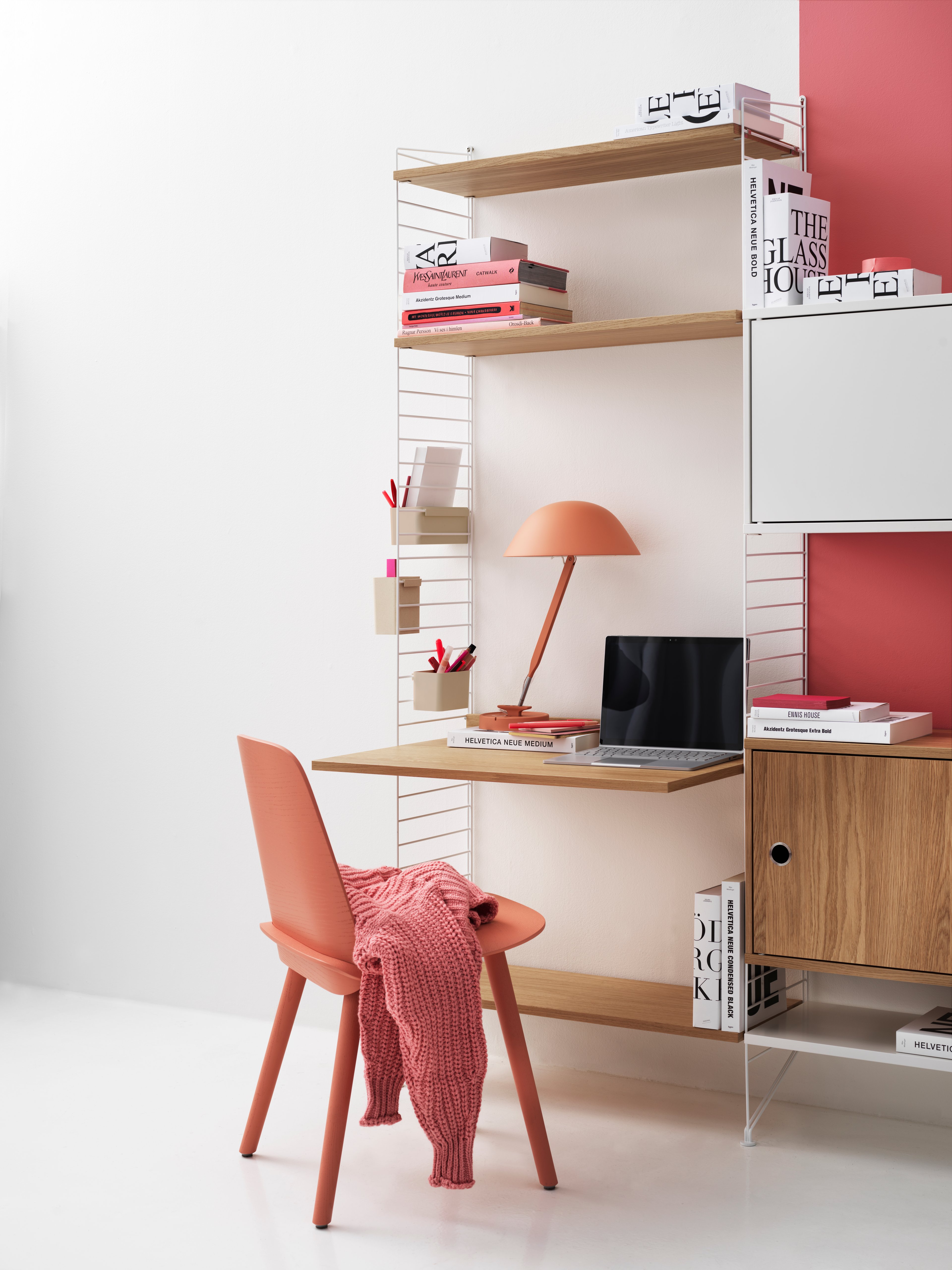 The work desk is available in one size, 78x58 cm and fits into wire panels from String® System with depth 30 cm. The work desk can easily be adjusted to your preferred height and can be used in an office, kitchen, hallway, or any other room where you might have the need for an additional table. Make your workspace complete by mounting a works drawer underneath the work desk where you can store pens, notebooks, and such. Each packaging contains one work desk, one ledge to place against the wall to stabilize the work desk along with brackets. Choose among different colours and wood types.