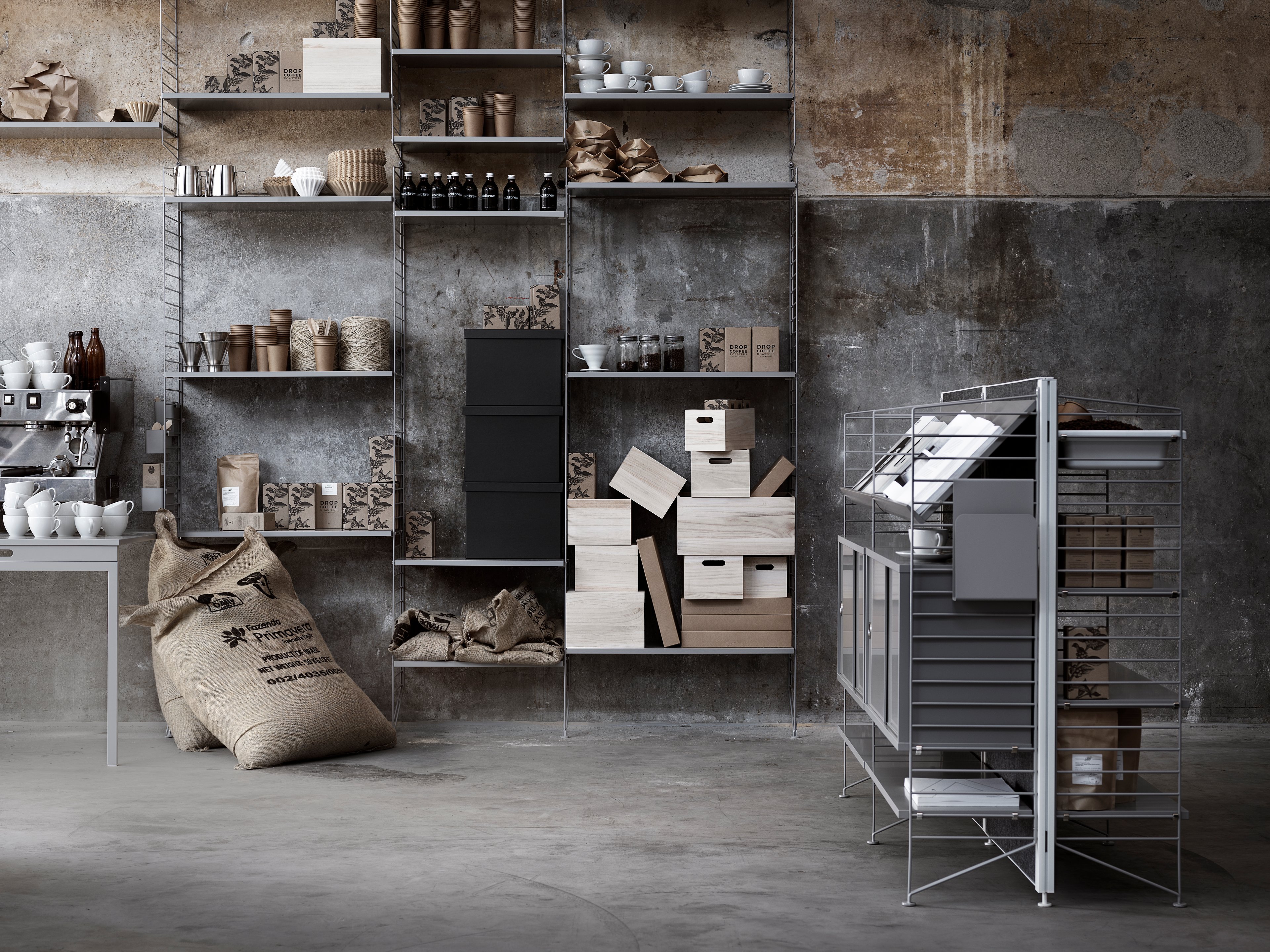 The magazine shelves in wood are available in two widths, 58 and 78 cm, and fit into 30 cm deep wire panels from String® System. The magazine shelves create a dynamic shelving combination where you have room to showcase your favourite books and magazines. Choose among different colours and wood types. Brackets are included in the packaging.
