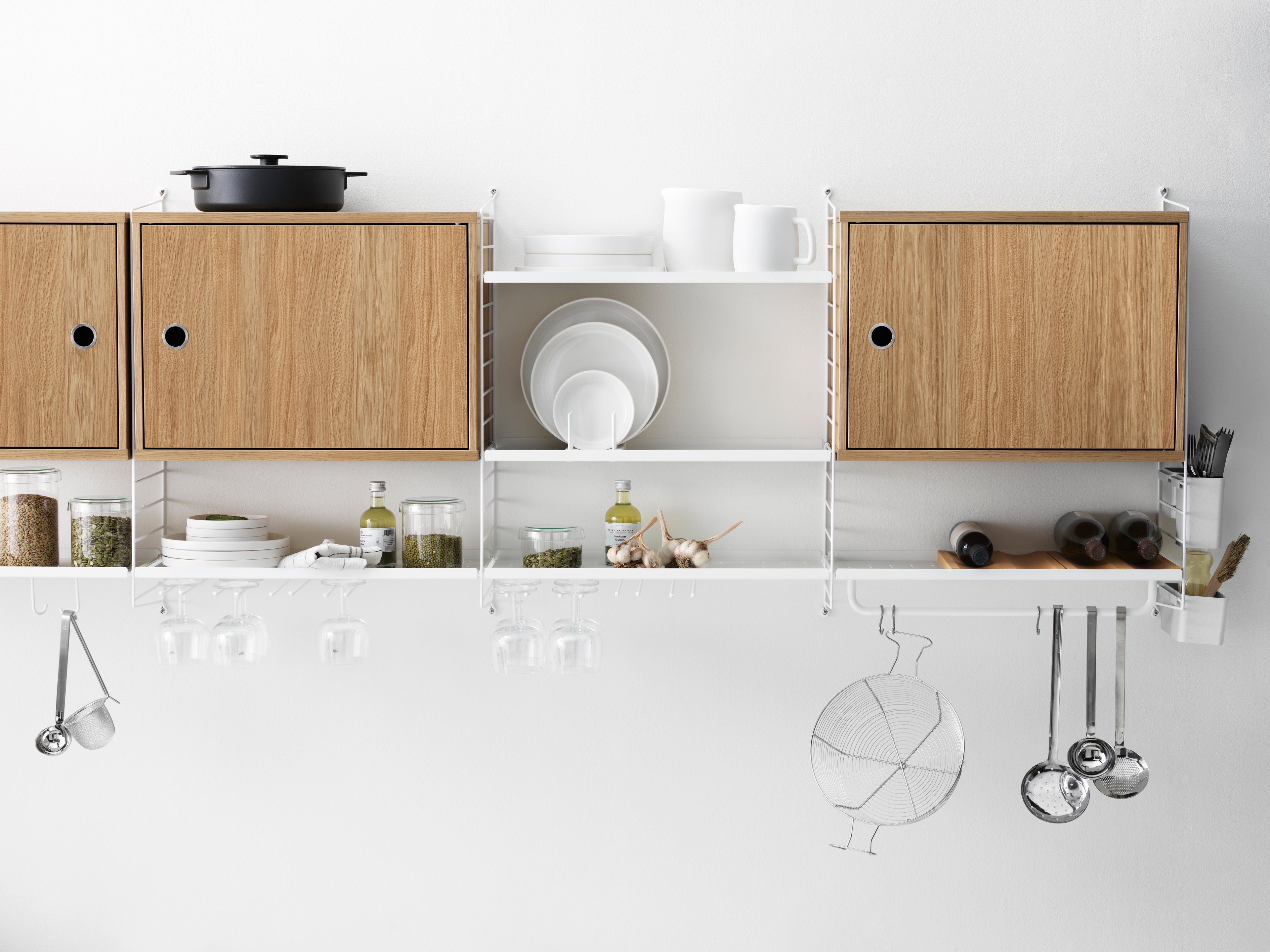 The plate racks are created to offer a complete kitchen solution. Position the plates either sideways or facing forward. They are available in two sizes with the following dimensions: w2.5 x d20 x h7.5 cm and w2.5 x d30 x h7.5 cm where you can fit 6 or 8 plates at the same time.