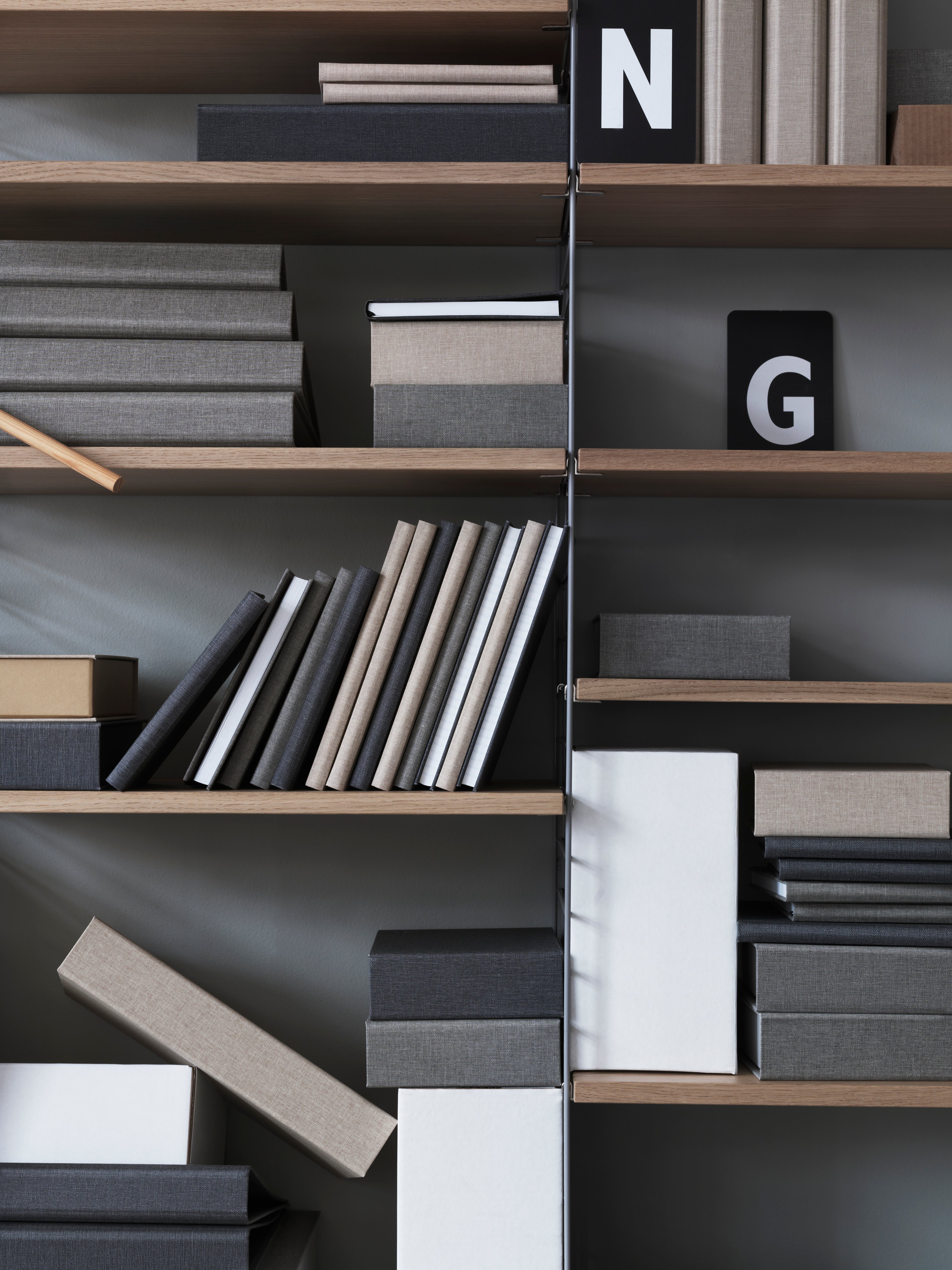 At first sight simple, but very useful. Wall-hung combination with six shelves spaciously spread out over three sections. Display everything from books to framed posters.