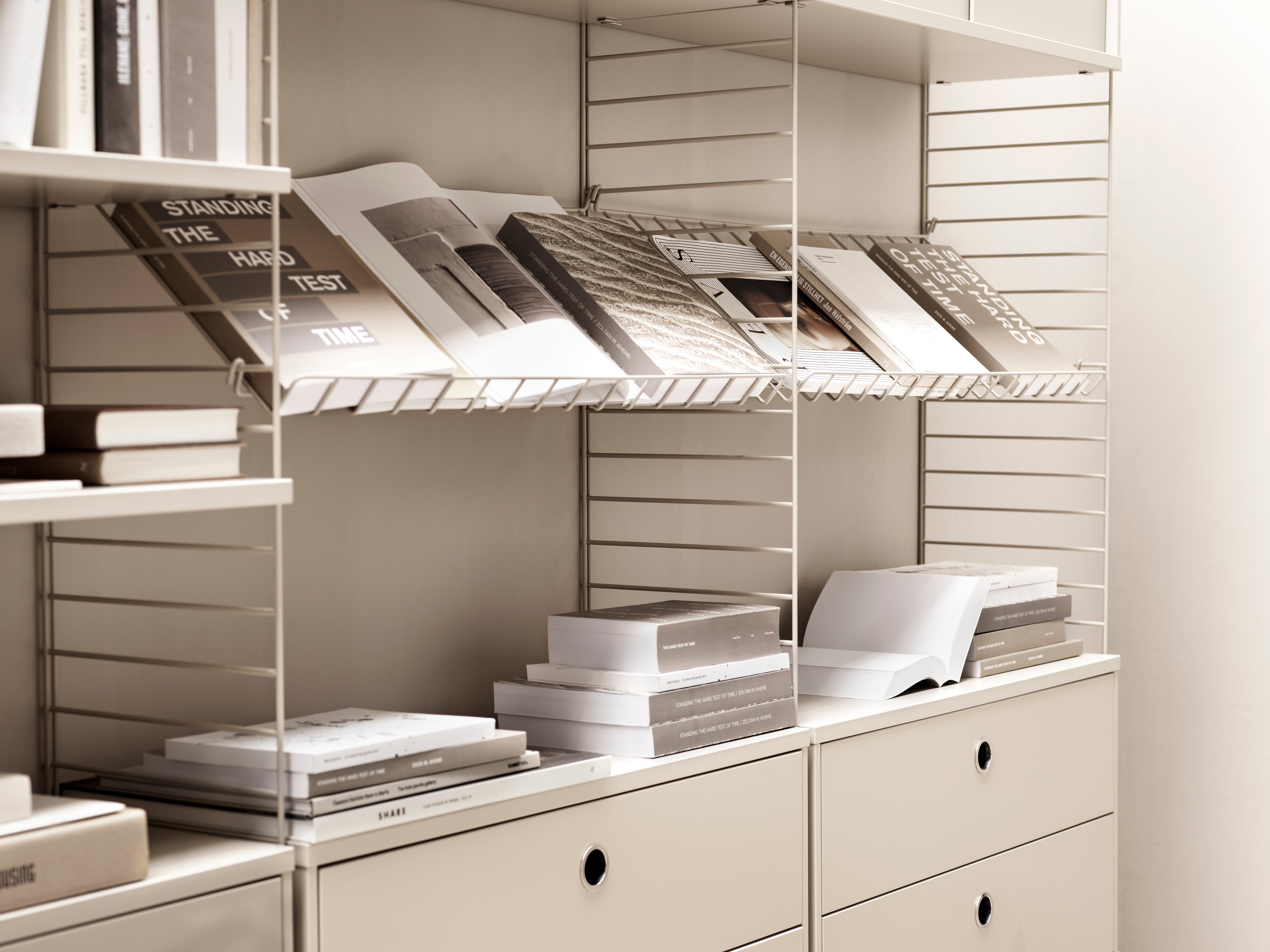 The floor panels are available in three heights, 85 cm, 115 cm, 200 cm along with one depth, 30 cm. The panels are the base when building your string shelf. When the panels are decided you can start adding products with 30 cm depth from String® System. Choose among shelves, cabinets, drawers, magazine shelves and more. The foot of the floor panel rests against the floor which makes the shelf stable while appearing light and airy. Make your shelf even more functional and unique by adding organizers, knife holder or a magazine holder, which all are placed on the panel’s threads. The panels come in two different packaging’s, either with one floor panel or two floor panels.