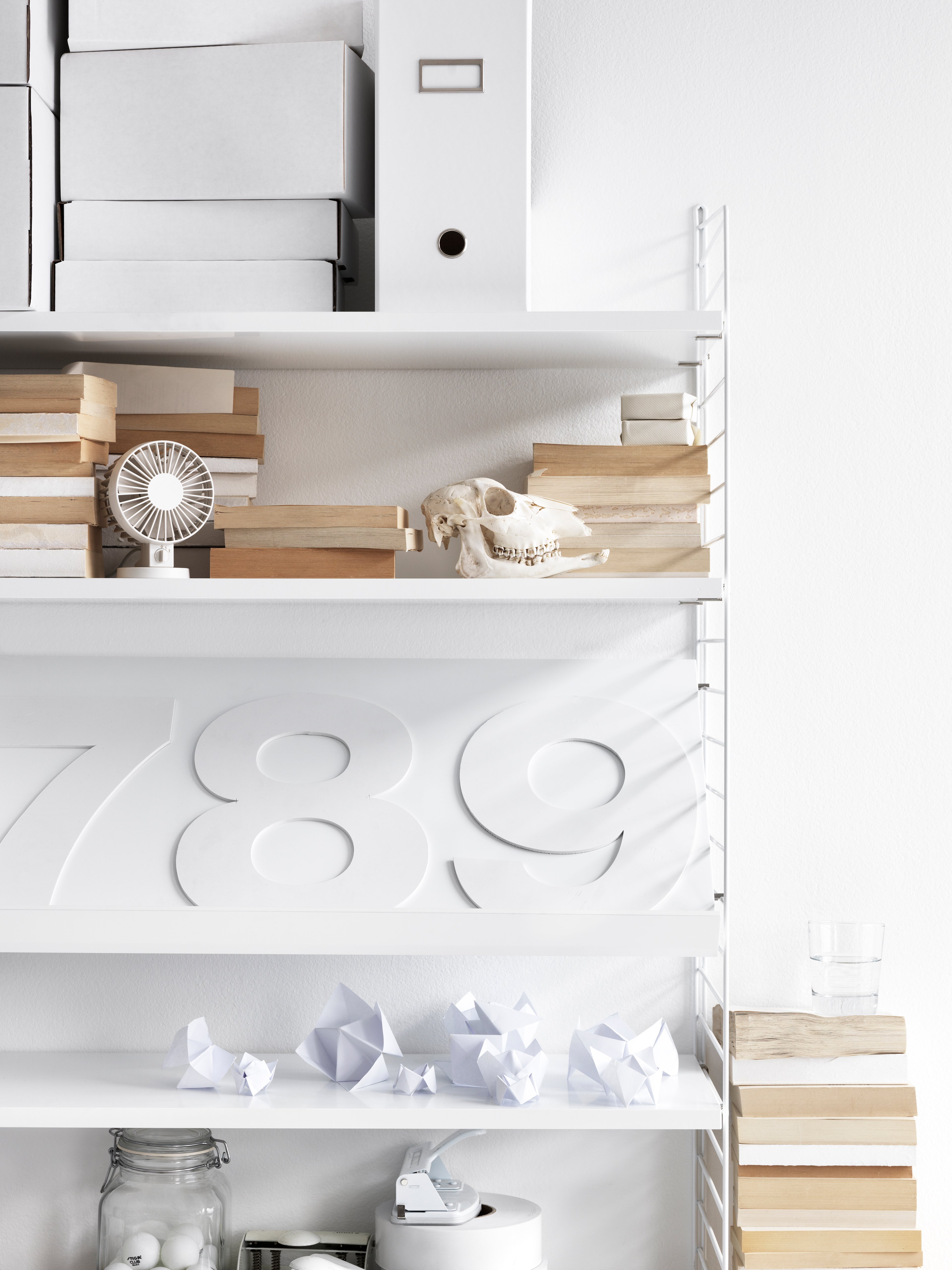 The magazine shelves in wood are available in two widths, 58 and 78 cm, and fit into 30 cm deep wire panels from String® System. The magazine shelves create a dynamic shelving combination where you have room to showcase your favourite books and magazines. Choose among different colours and wood types. Brackets are included in the packaging.