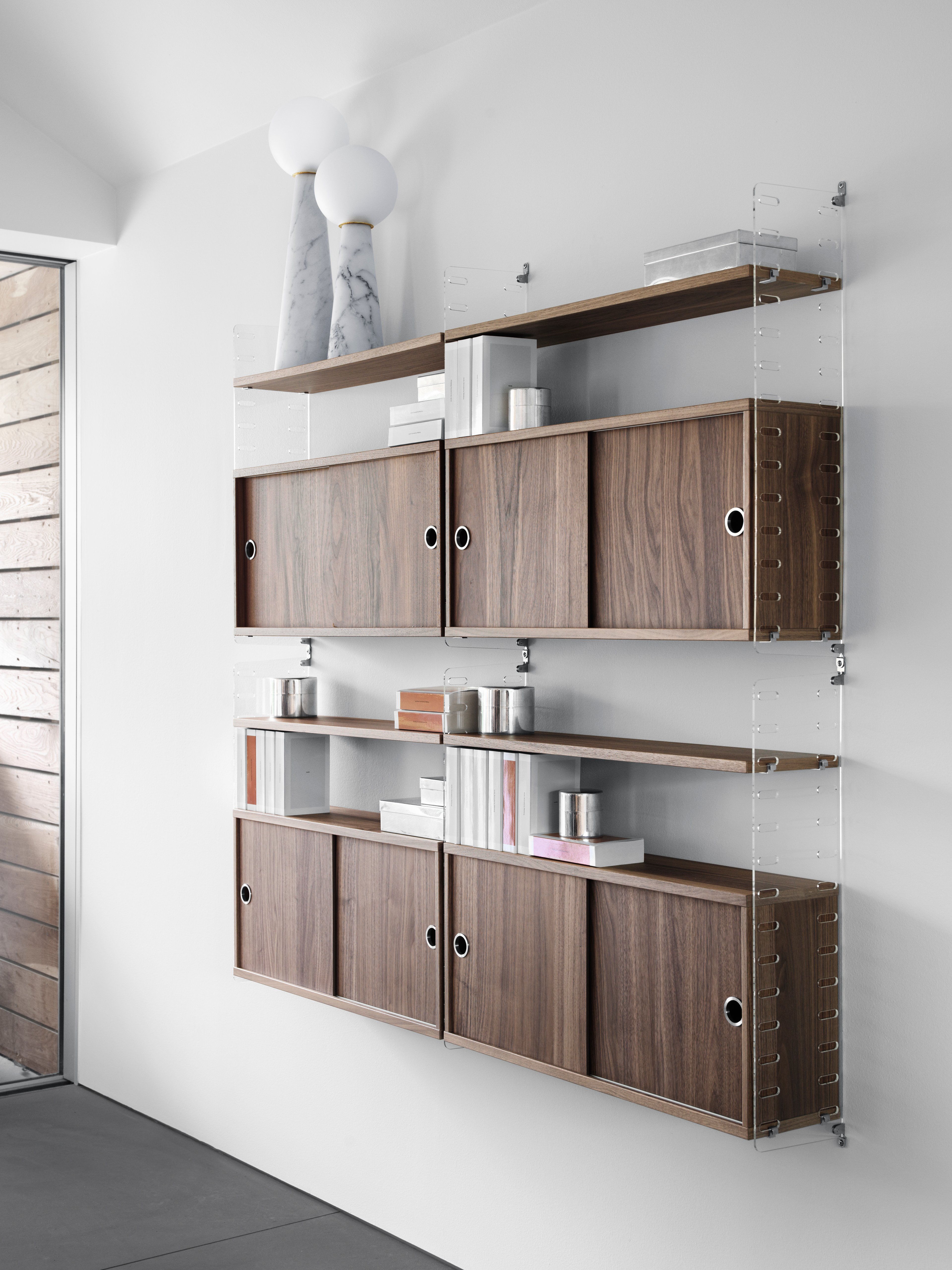 The wooden shelves are available in two widths, 58 and 78 cm, along with two depths, 20 and 30 cm. The shelves fit into wire and plex panels from String® System if the shelves and panels have the same depth. The shelves are flexible and easy to move around to meet your preferences. Create a monochrome shelf or mix shelves in different colours and types of wood. Each packaging contains three shelves and brackets.