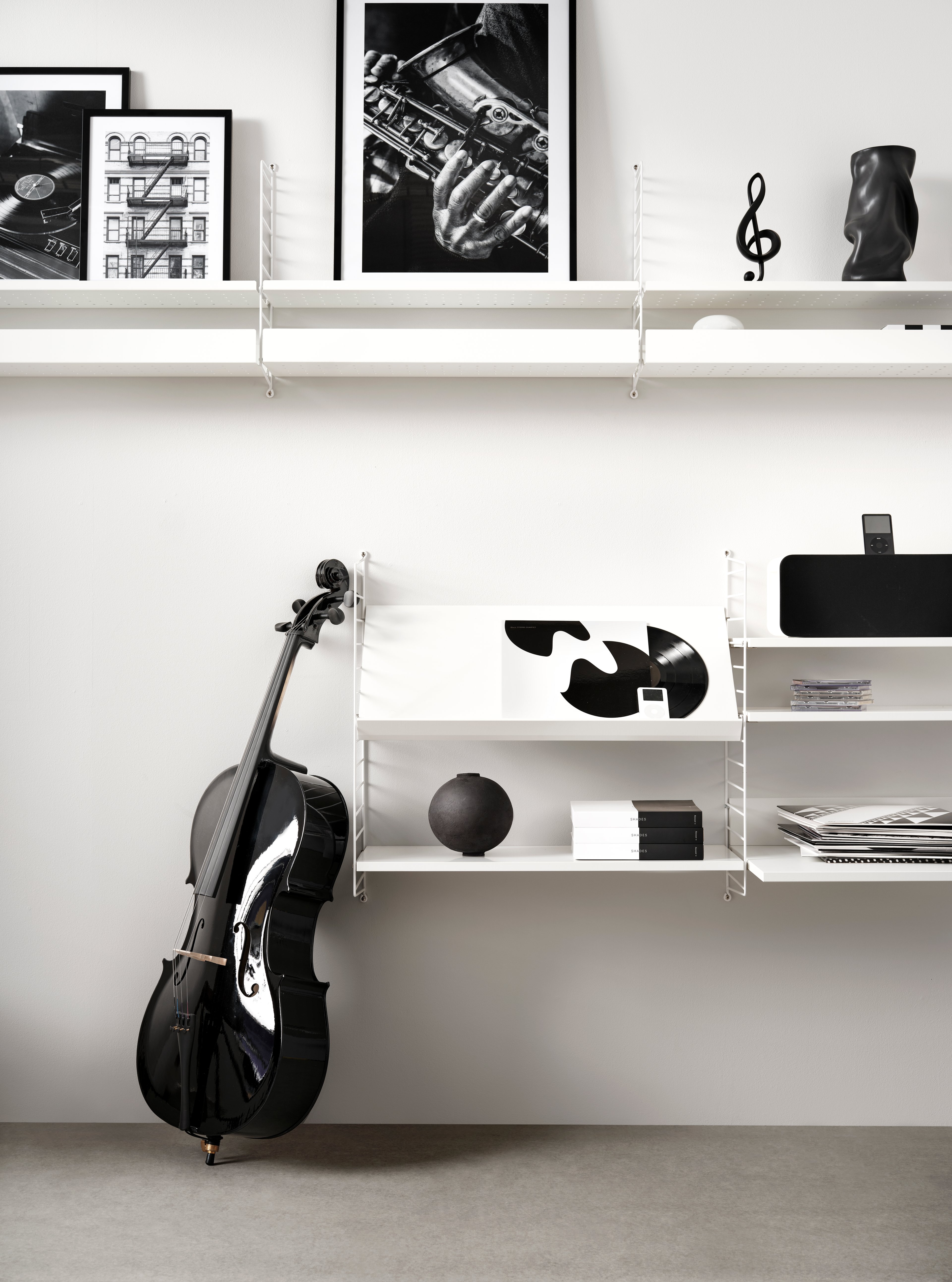 The magazine shelves in wood are available in two widths, 58 and 78 cm, and fit into 30 cm deep wire panels from String® System. The magazine shelves create a dynamic shelving combination where you have room to showcase your favourite books and magazines. Choose among different colours and wood types. Brackets are included in the packaging.