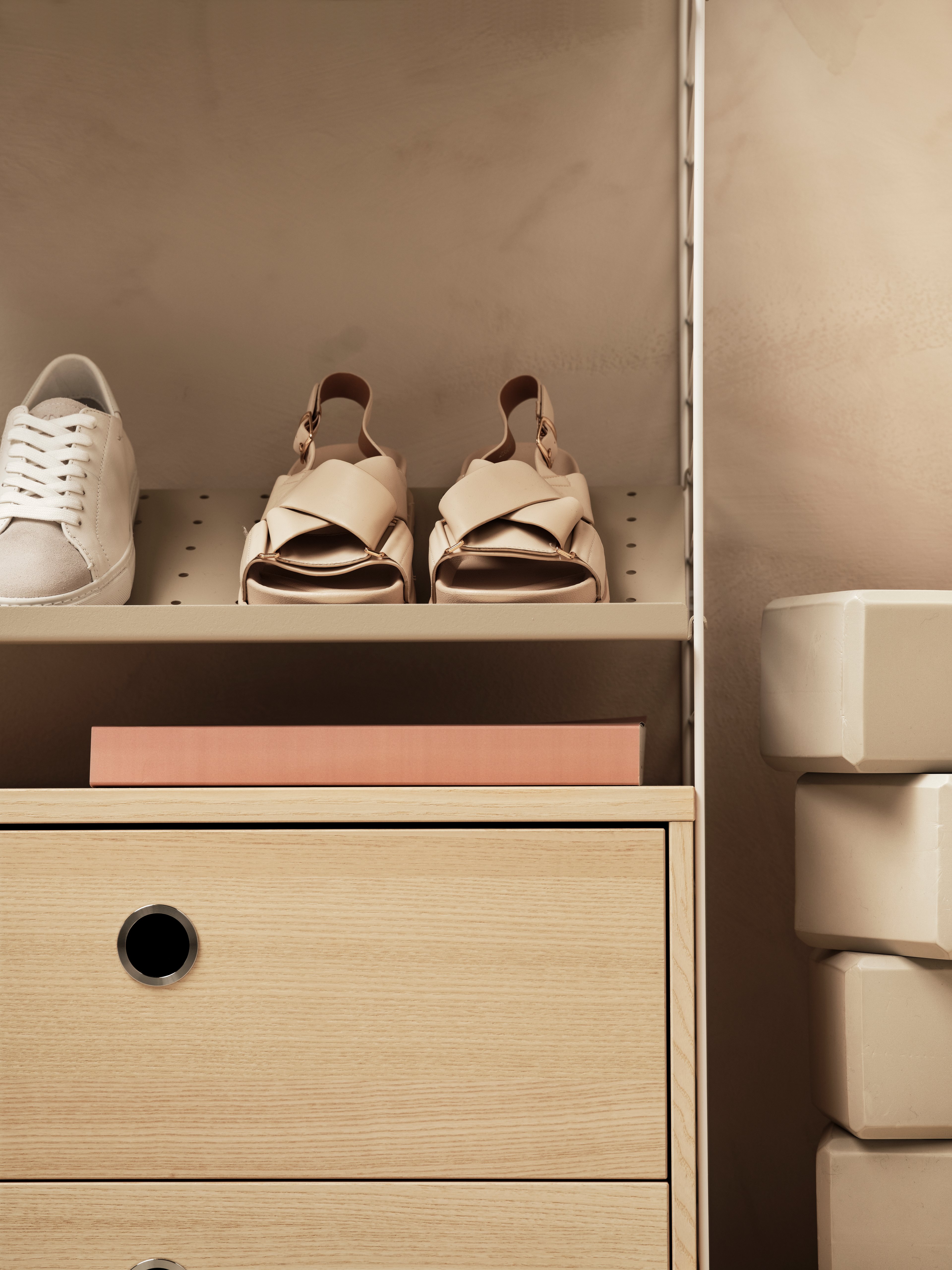 The shoe shelves are available in two widths, 58 and 78 cm, along with one depth, 30 cm. The shoe shelves fit into wire panels from String® System if the depth of the panels is 30 cm. The shoe shelves will help to keep your hallway and wardrobe tidy. You will fit 2-3 pair of shoes on a 58 cm wide shoe shelf and 4-6 pair of shoes on a 78 cm wide shoe shelf. Each packaging contains one shoe shelf.