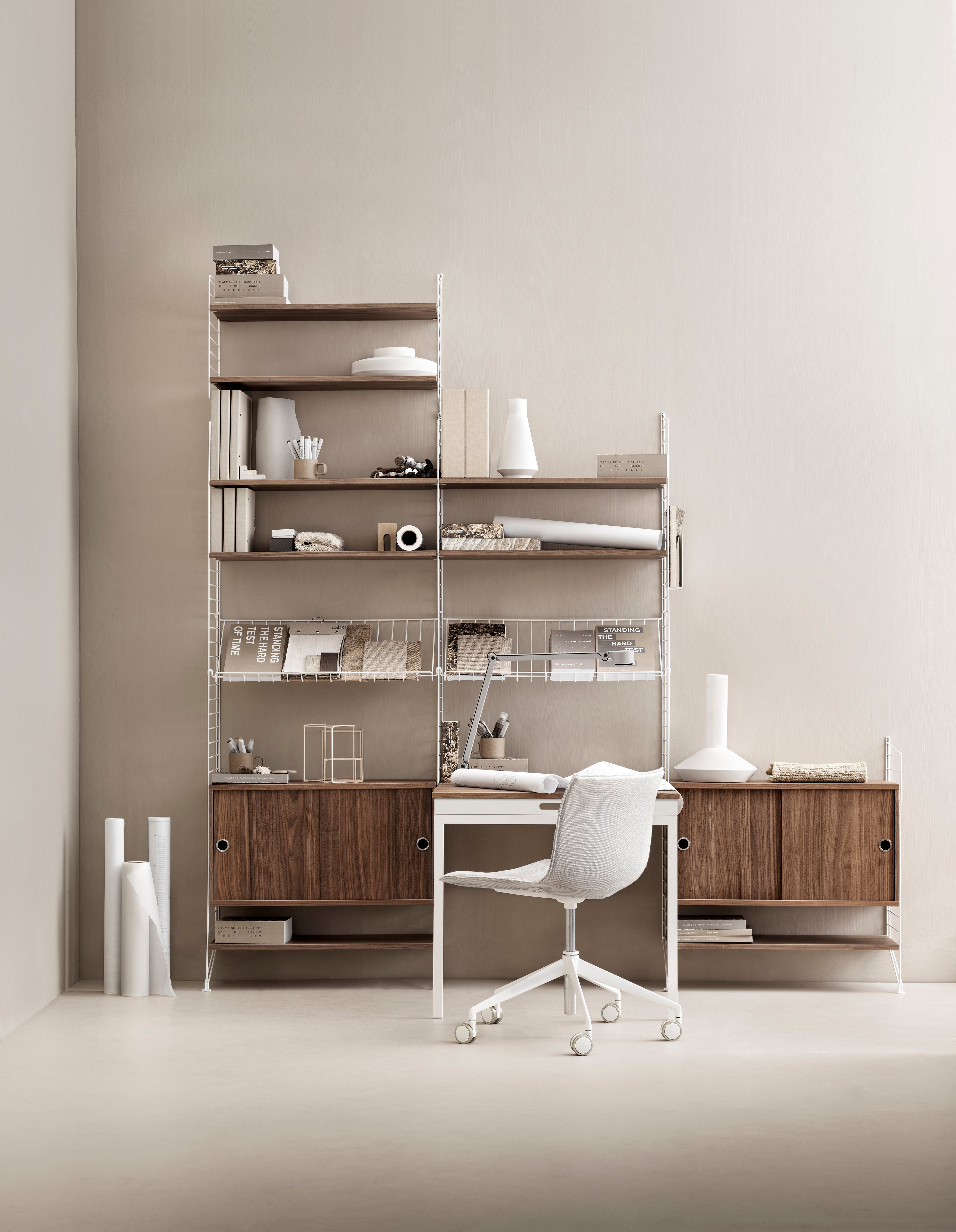 This combination opens up for creativity. Store everything you need on the shelves and in the cabinet and personalize the whole combination by hanging a painting next to the higher floor panels. Or just let the painting rest on the shelves.