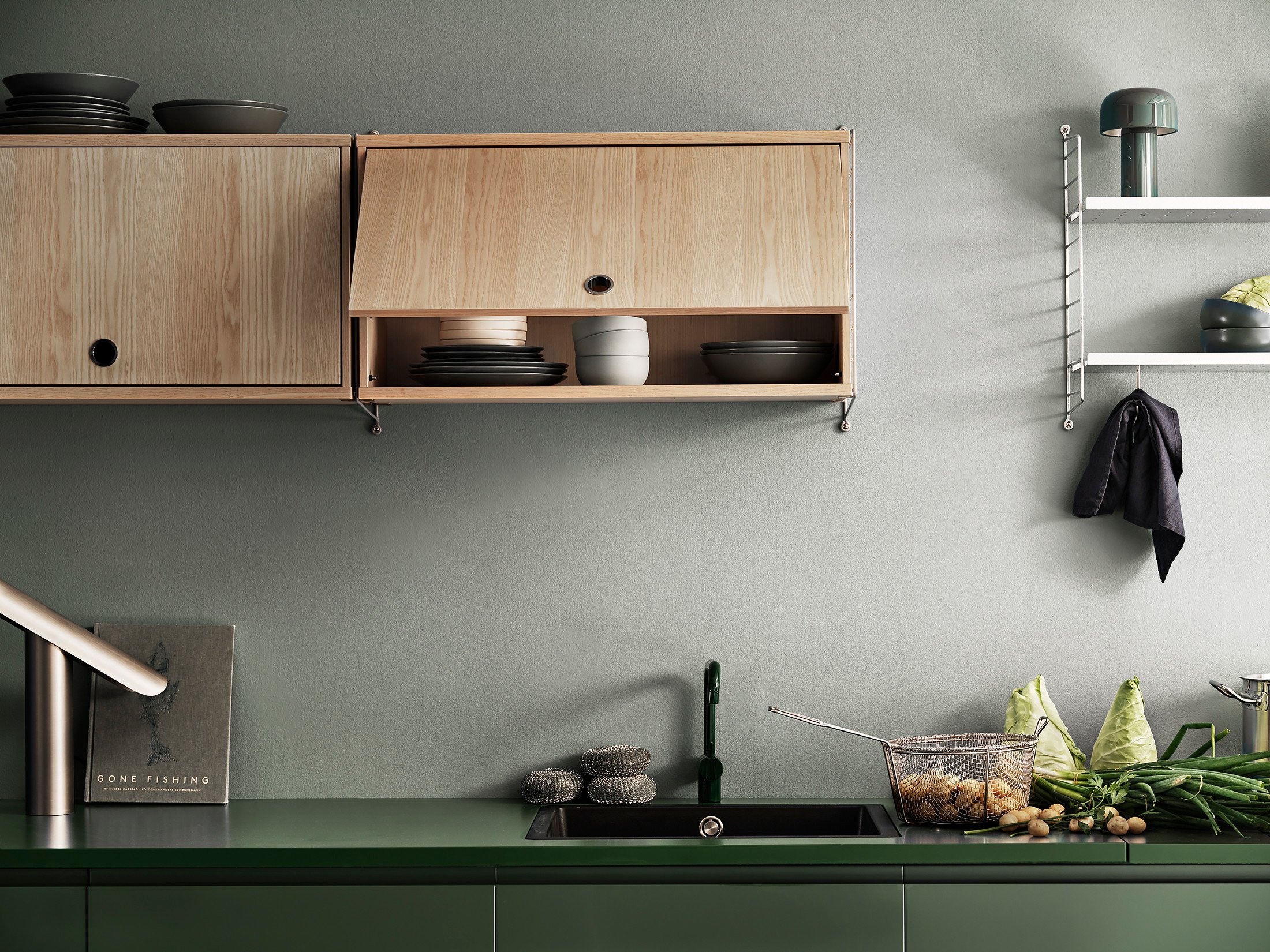 The Cabinet with flip door is available in two widths, 78 cm and 58cm, and one depth, 30 cm. The height of the cabinet is 42 cm. The cabinet fits together with all 30 cm deep wire and plex panels from String® System. The cabinet consists of one adjustable inner shelf. The internal dimensions are w75/w54 x d28.5 x h38 cm. The cabinet is delivered unassembled.