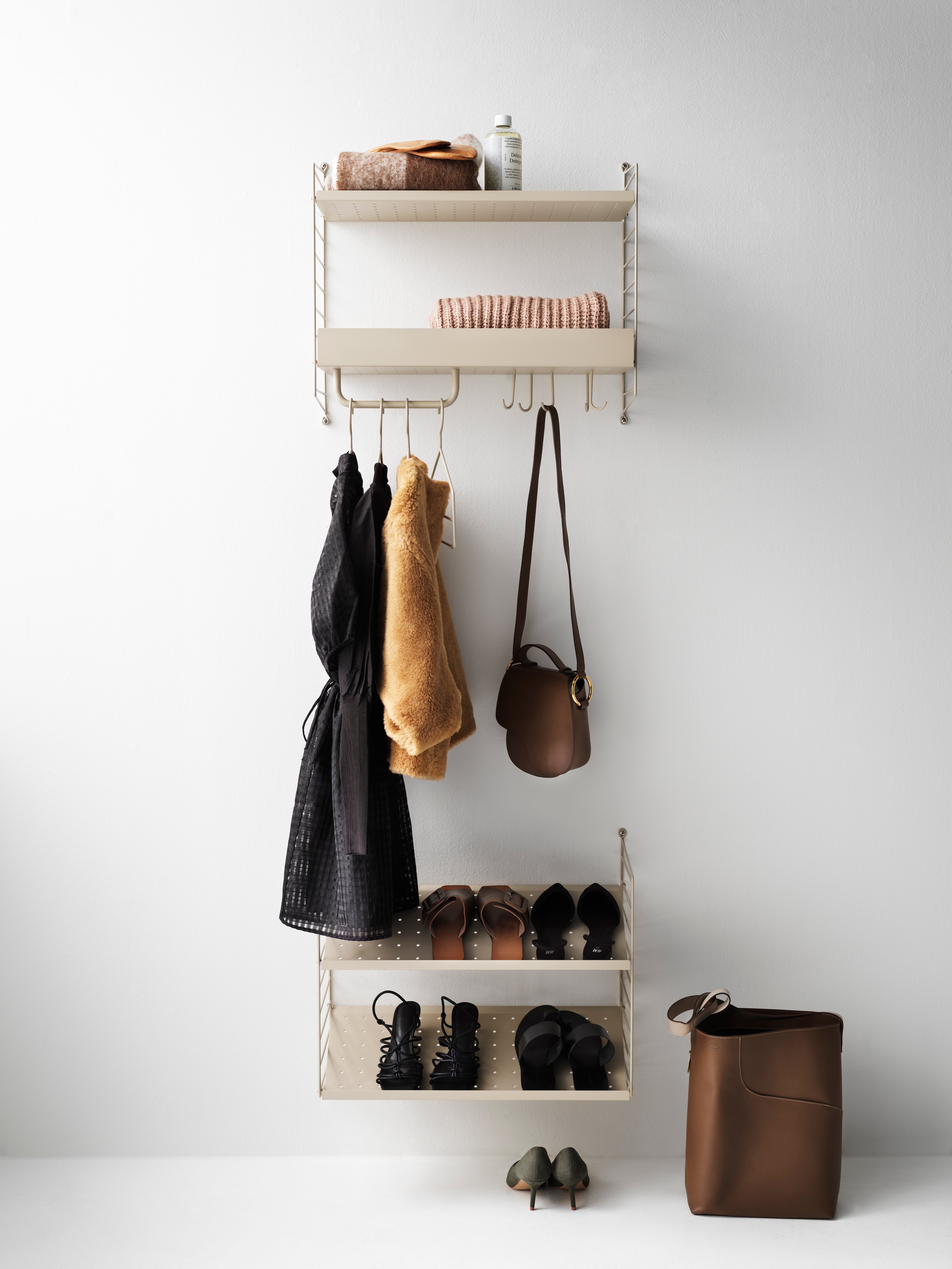 The J hooks are created to optimize a shelving combination and fit together with the metal and galvanized shelves. The J-hooks help you to keep your outerwear and backpack in order, or why not use them to display something more decorative like a hanging pot. Each packaging contains 5 J-hooks.
