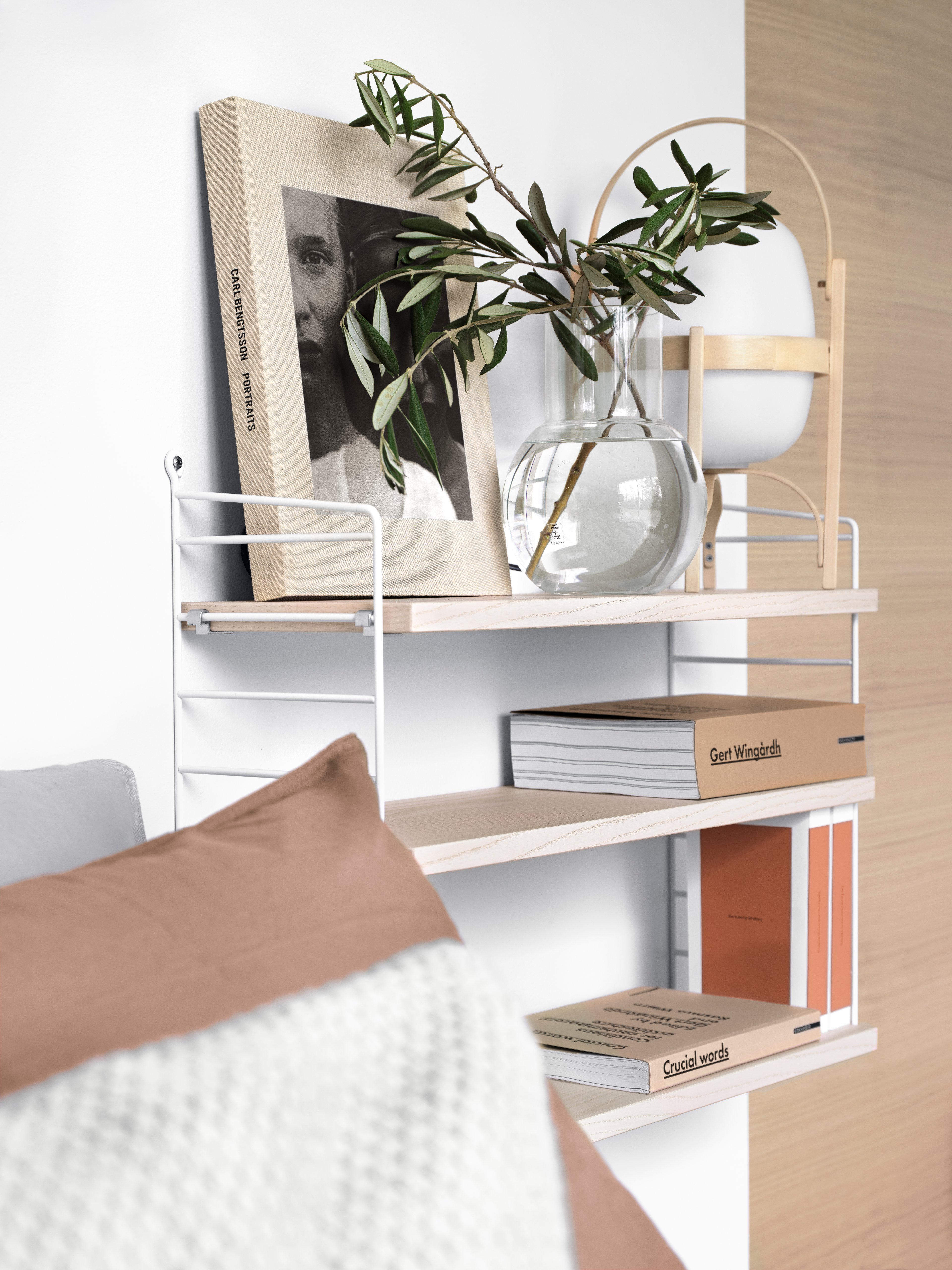 Wall-hung combination divided in two separate sections. Perfect for the living room where there often is a need to display lengthier items, such as a vase filled with flowers. With a total of 12 shelves you have plenty of space for books and other objects.