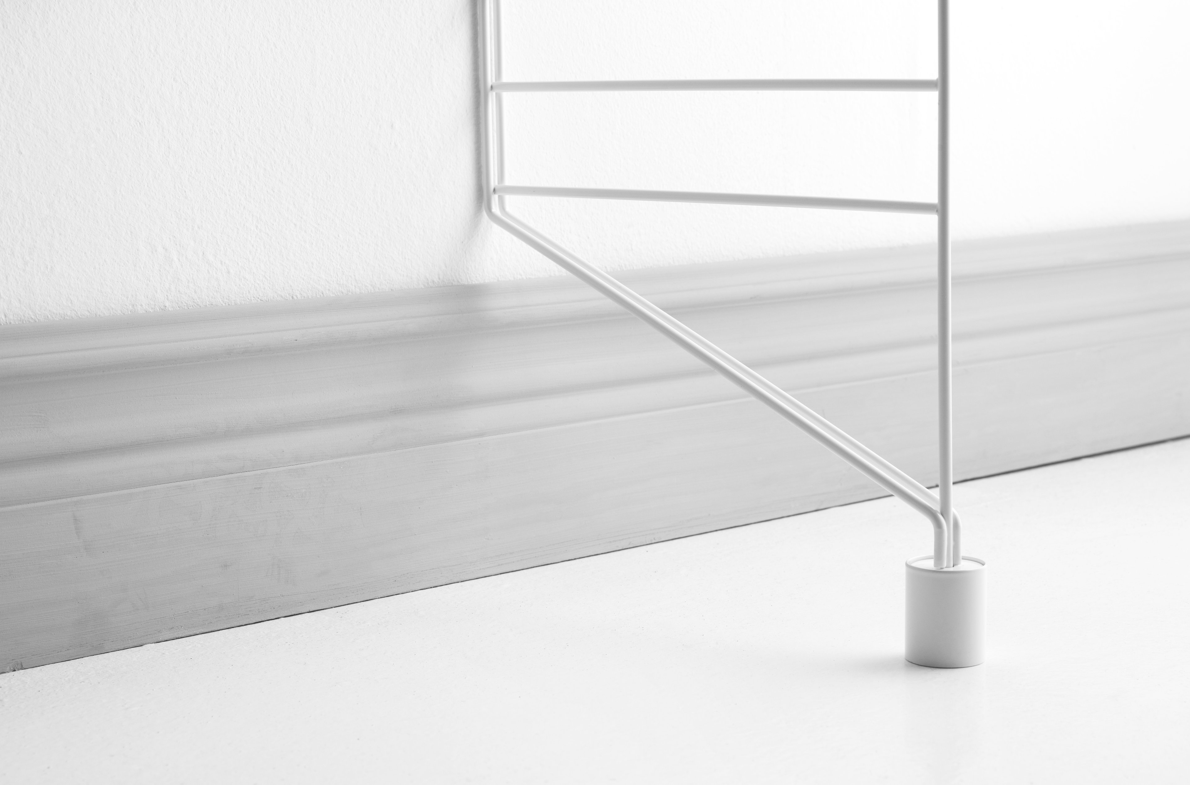 The extensions are 4 cm high and has a diameter of 3.3 cm. The extensions builds 3,3 cm in height and allows a skirting board to be max 15.3 cm with a 1 cm wide skirting board. This article is not compatible with Folding Table.