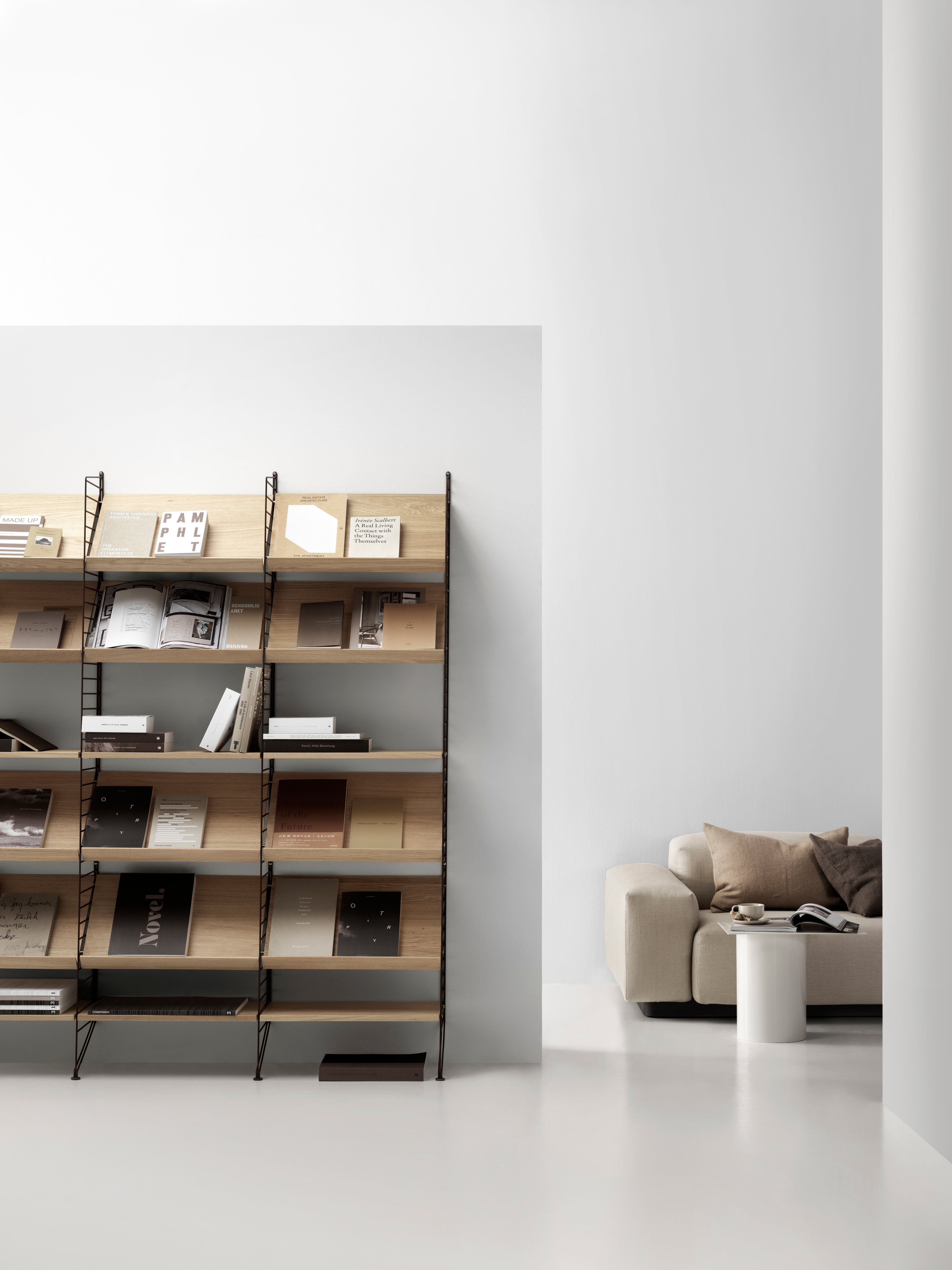 The magazine shelves in wood are available in two widths, 58 and 78 cm, and fit into 30 cm deep wire panels from String® System. The magazine shelves create a dynamic shelving combination where you have room to showcase your favourite books and magazines. Choose among different colours and wood types. Brackets are included in the packaging.