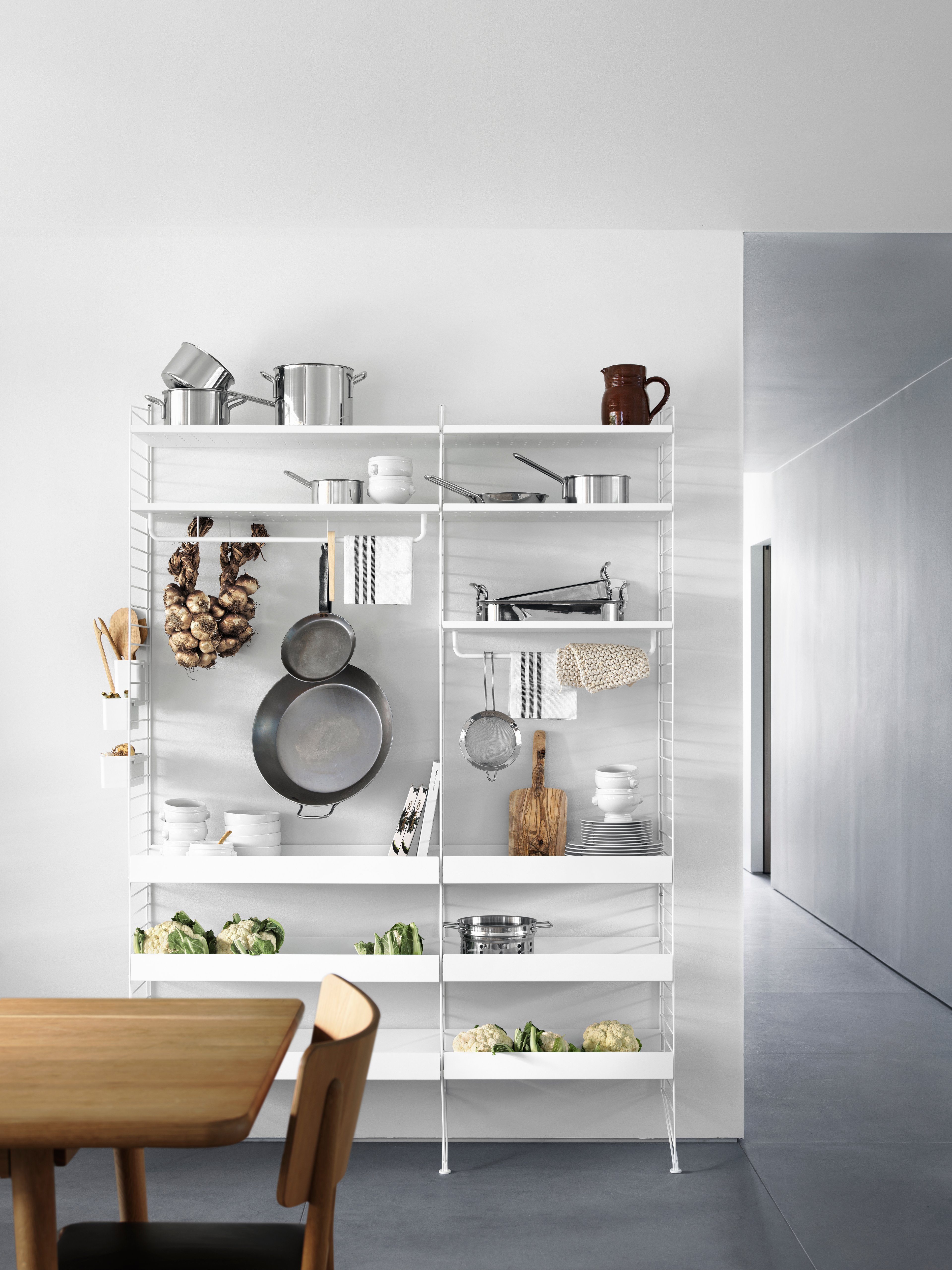 For the medium sized kitchen, a floor mounted one-section combination usually does the trick. You have a lot of storage possibilities at the same time as the combination will not take up too much wall space.
