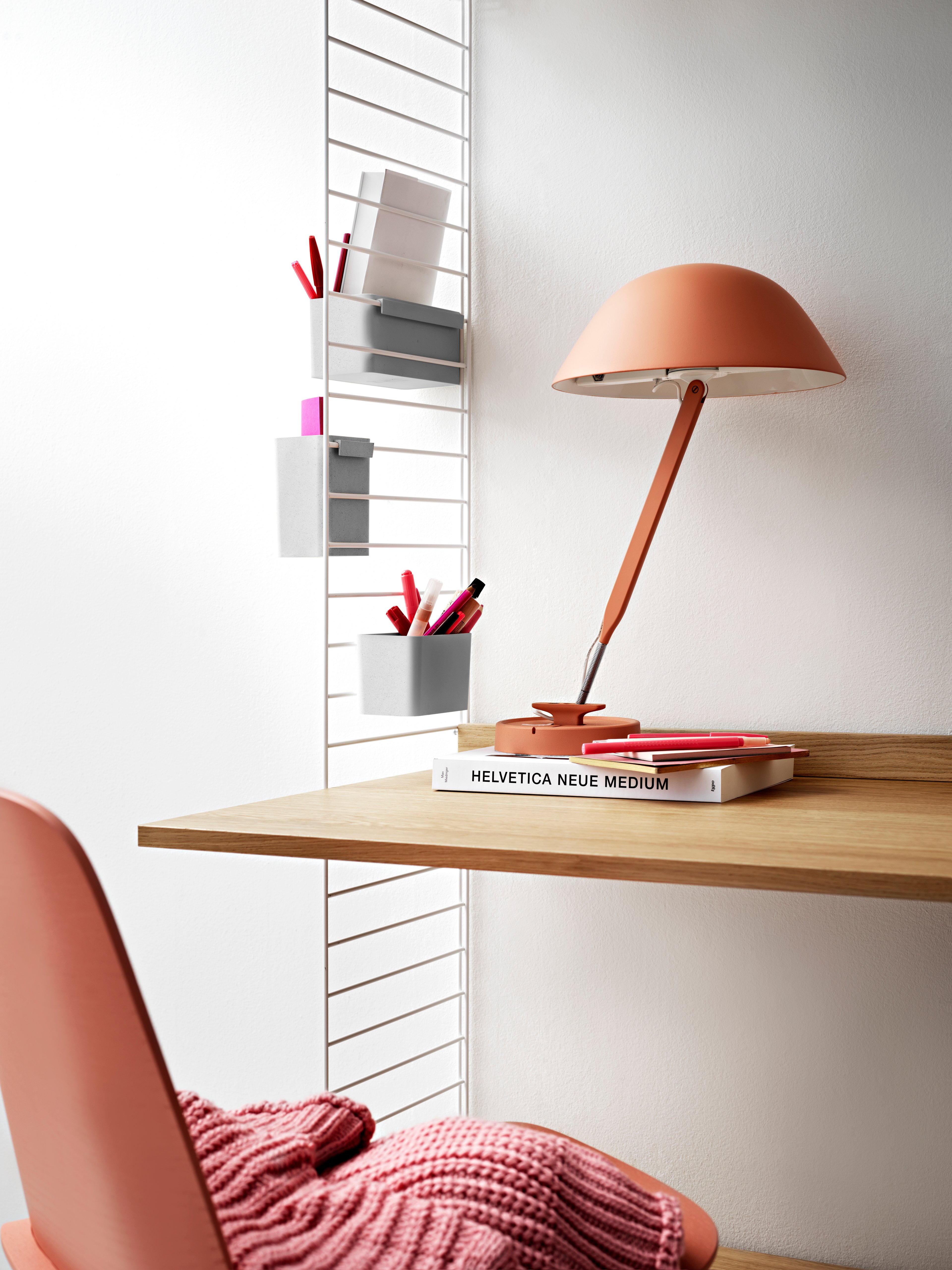 Regardless if your workspace is situated at the office or at home – we have the solution that covers all your needs. This floor mounted two-section workspace gives you plenty of storage possibilities without taking up too much space.